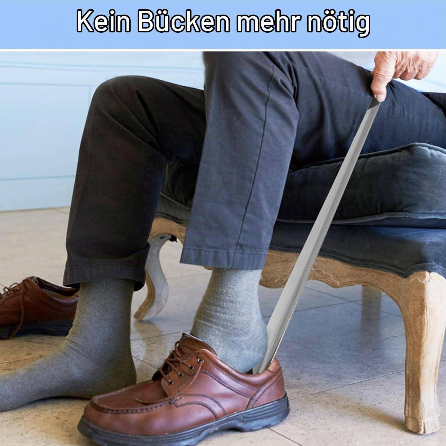 Ein älterer Mann sitzt auf einer Bank und benutzt einen langen Schuhanzieher, um braune Schuhe anzuziehen; deutscher Text sagt „Kein Bücken mehr nötig