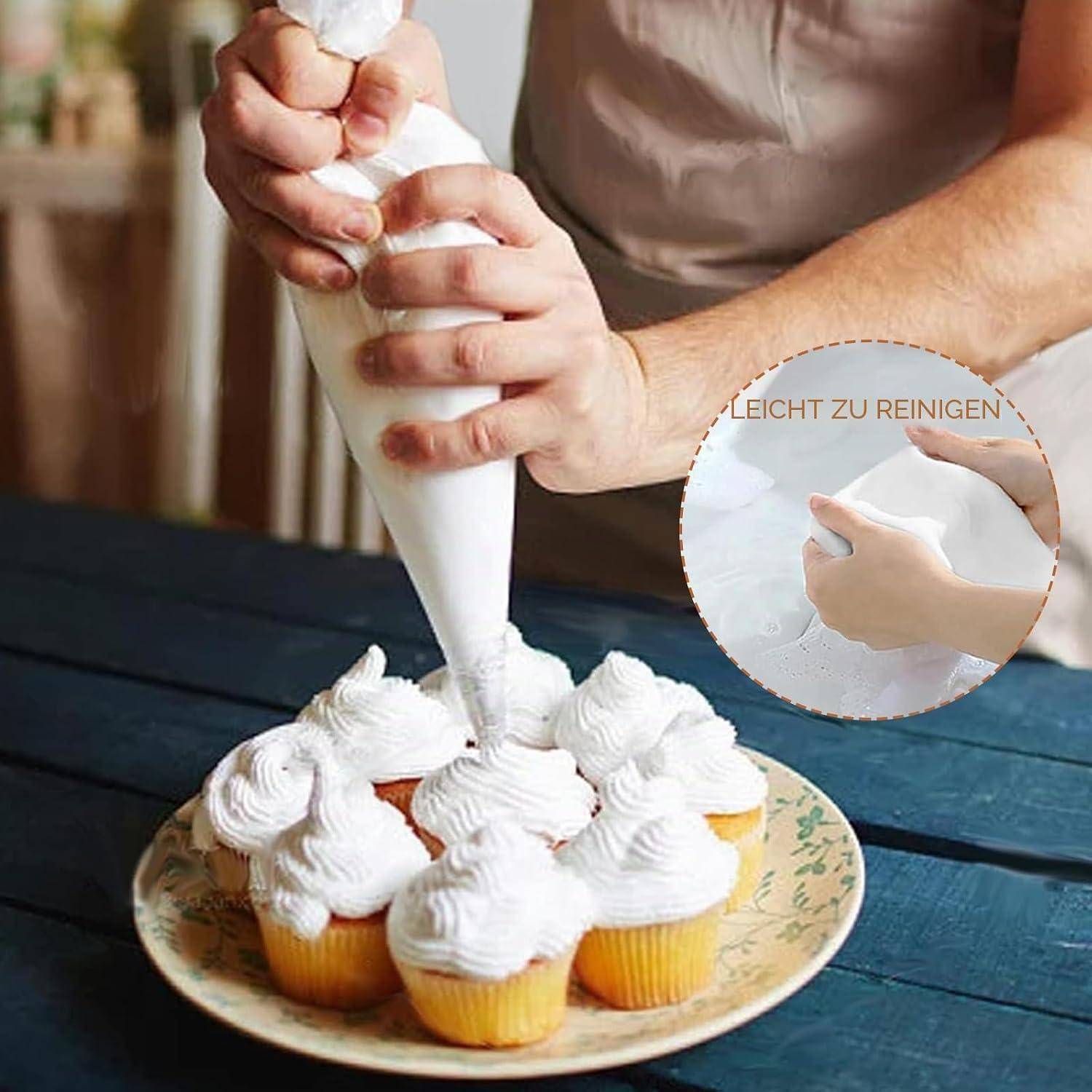 Person, die weiße Glasur mit einem Spritzbeutel auf Cupcakes auf einem Teller aufträgt, mit einer Vergrößerung, die zeigt, dass der Spritzbeutel leicht zu reinigen ist.