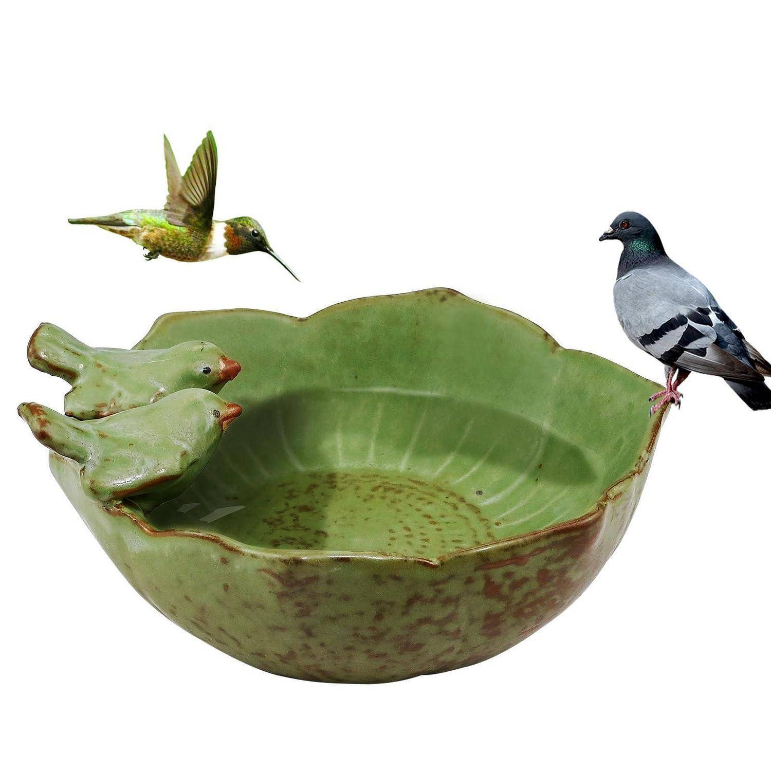 Grüne keramische vogelförmige Schale mit zwei kleinen Fröschen auf der Seite, einem Kolibri, der oben fliegt, und einer Taube, die auf dem Rand sitzt.