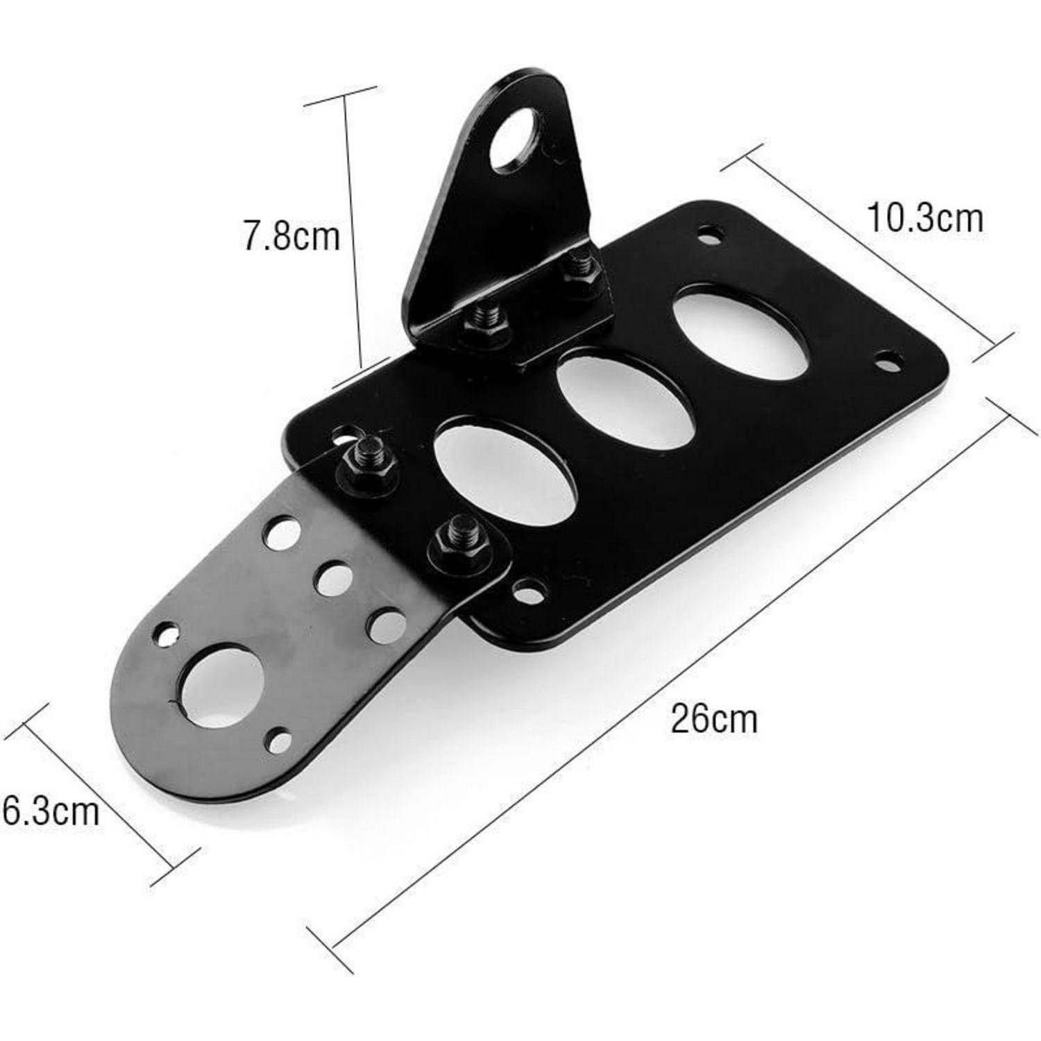 Schwarze Metalmontageklammer mit drei ovalen Ausschnitten und einer aufrechten Lasche, gezeigt mit Abmessungen von 26 cm x 10,3 cm x 7,8 cm und einer 6,3 cm Endplatte.