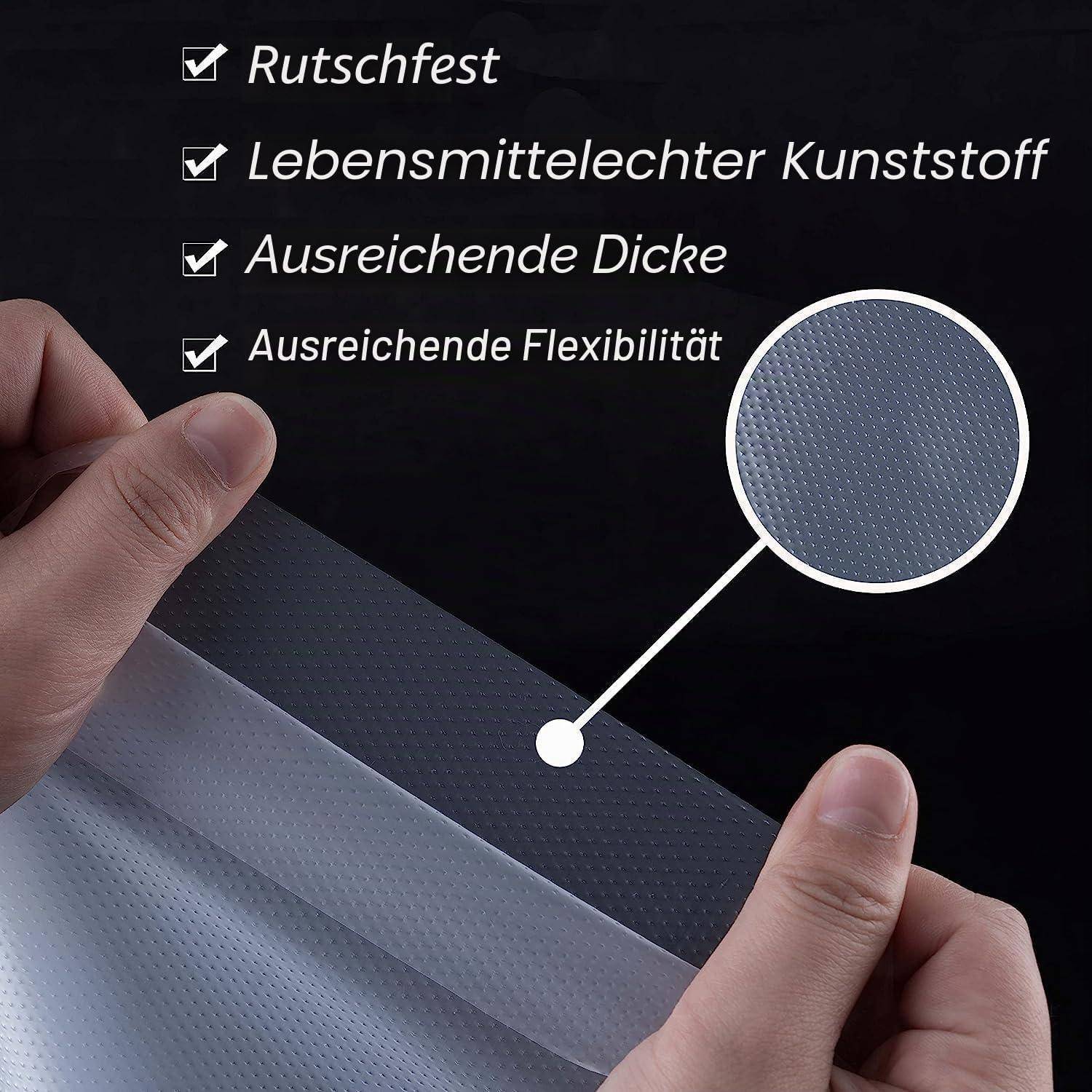 Nahaufnahme von Händen, die ein graues strukturiertes Kunststoffblatt biegen, mit vergrößertem Detail; deutscher Text hebt rutschfest, lebensmittelsicher, dick und flexibles Material hervor.
