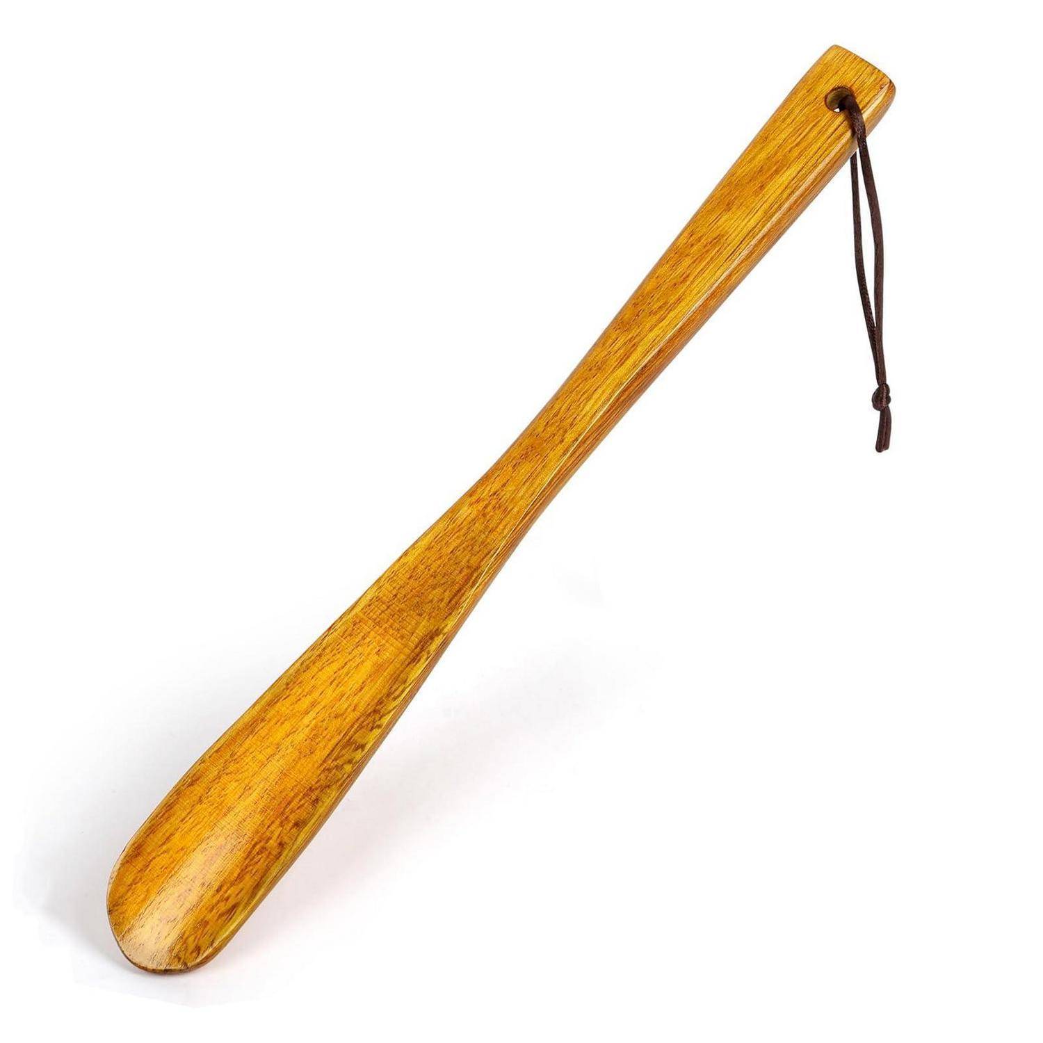 Schuhanzieher aus Holz mit einer Aufhängungsschnur, dargestellt auf einem einfachen weißen Hintergrund.