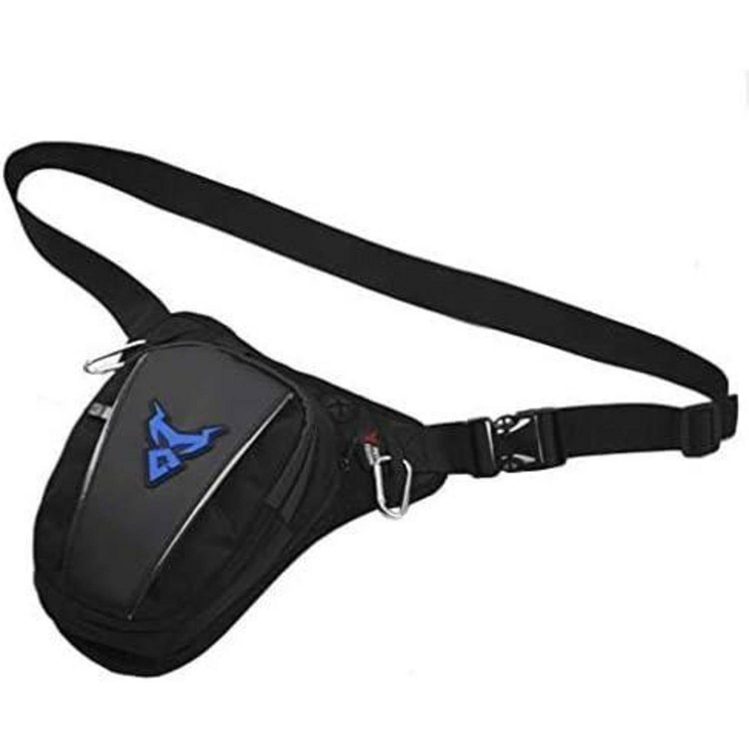 Schwarze Crossbody-Hüfttasche mit verstellbarem Riemen und blauem Logo, gezeigt auf weißem Hintergrund.