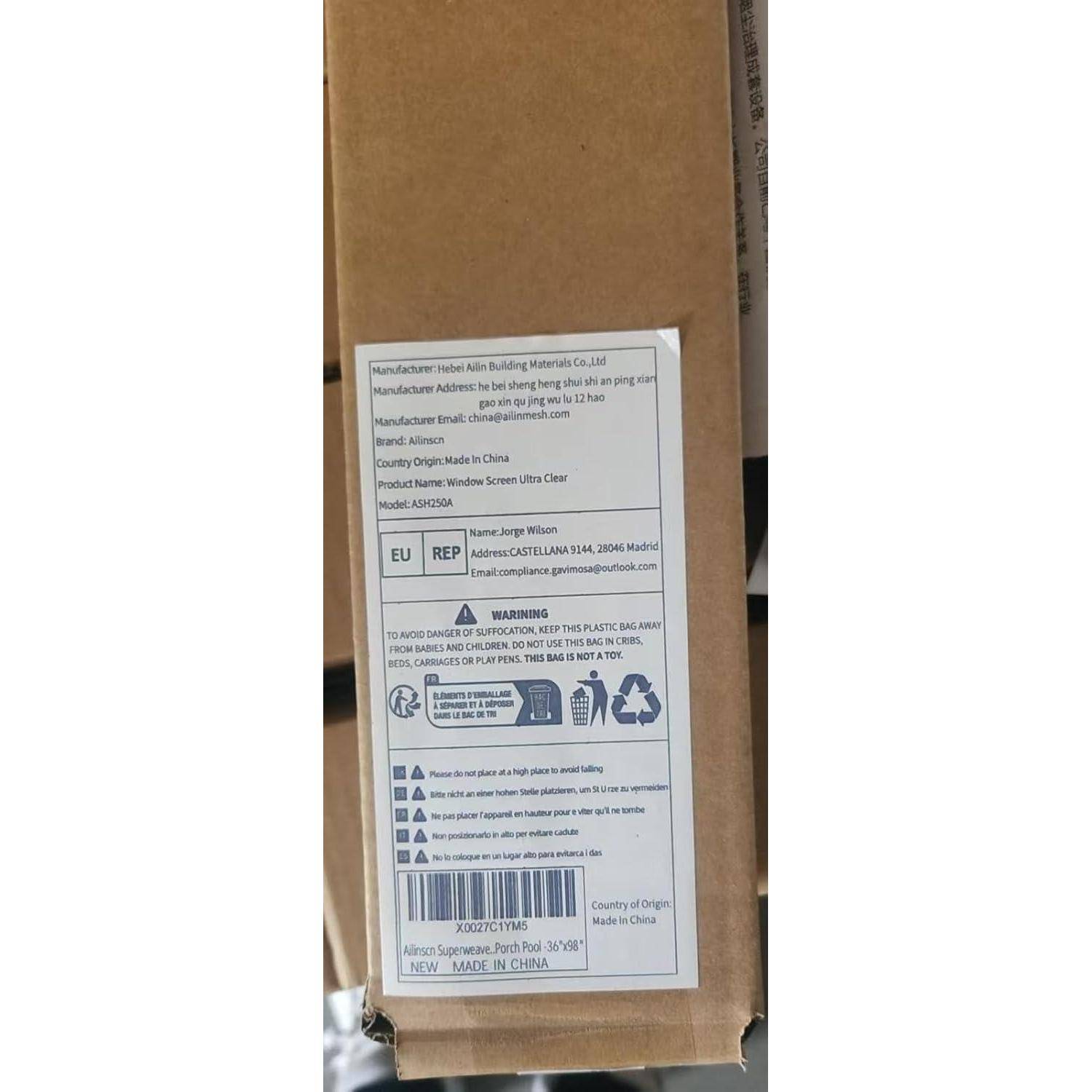 Versandkarton mit einem Produktetikett, das Herstellerangaben, Warnsymbole, einen Barcode und 