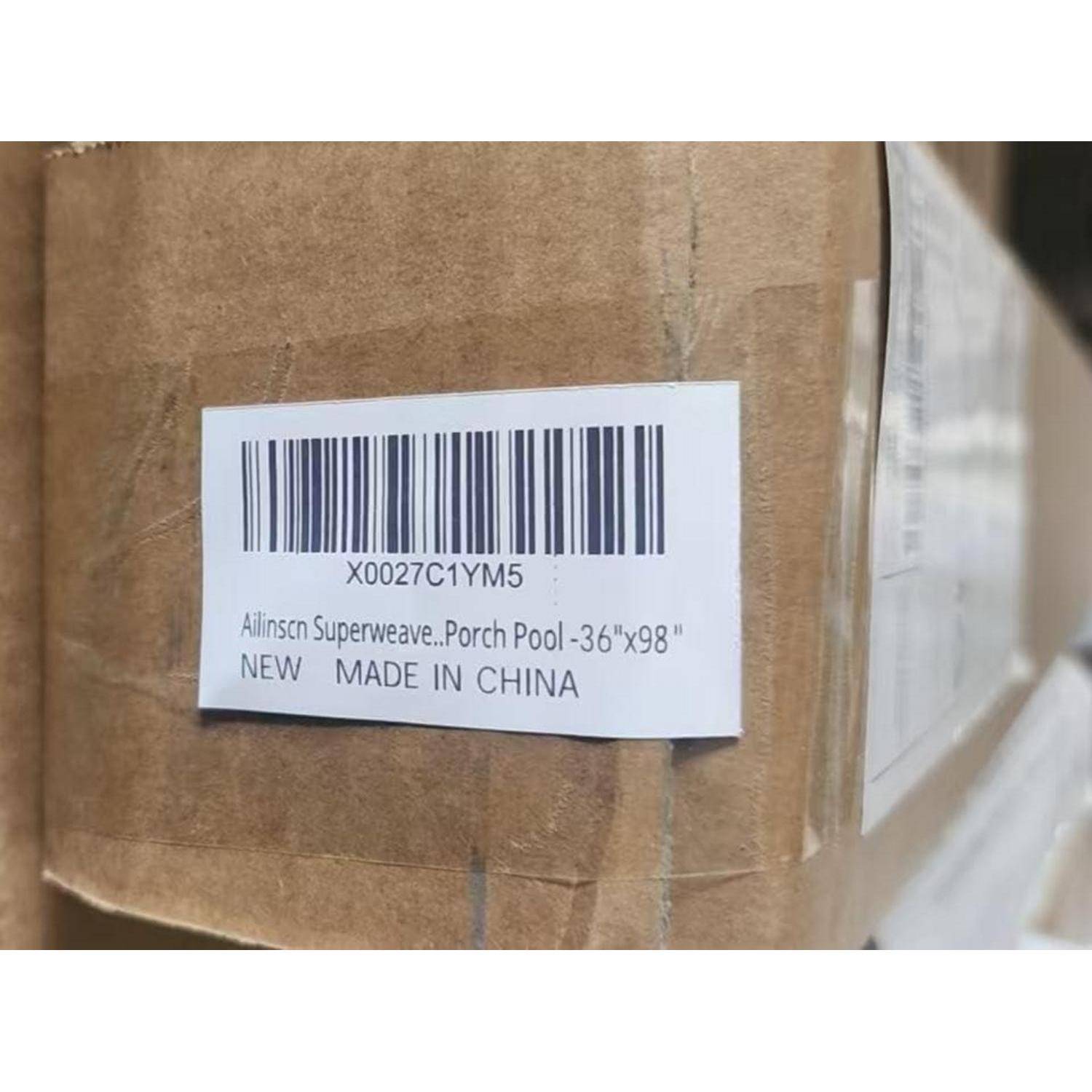 Nahaufnahme einer Versandschachtel mit einem Barcode-Etikett, auf dem „Allinscn Superweave. Porch Pool-36