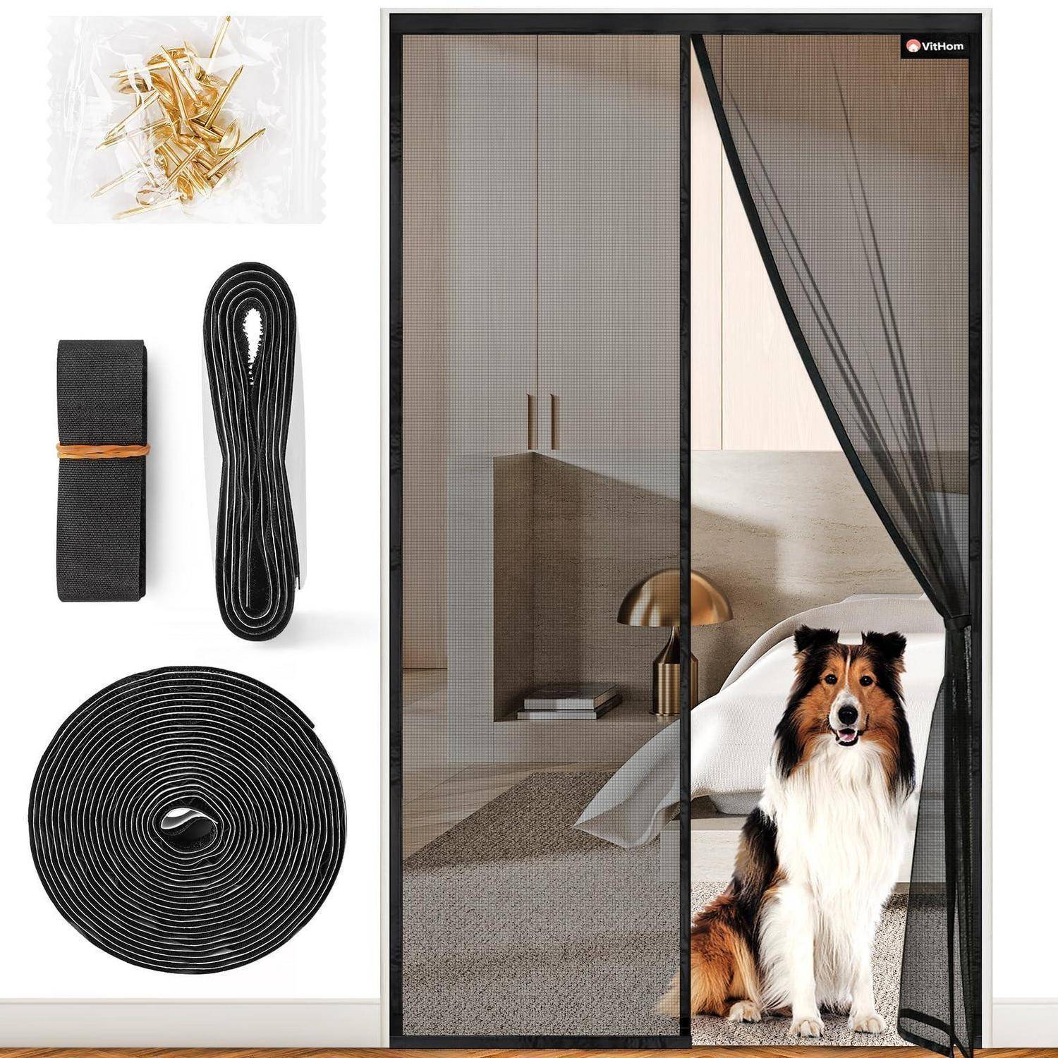 Produktcollage mit schwarzen magnetischen Fliegenfliegengittern und Maschenrolle, plus eine verschiebbare Türfliegengitter mit einem Hund in einem Schlafzimmer.