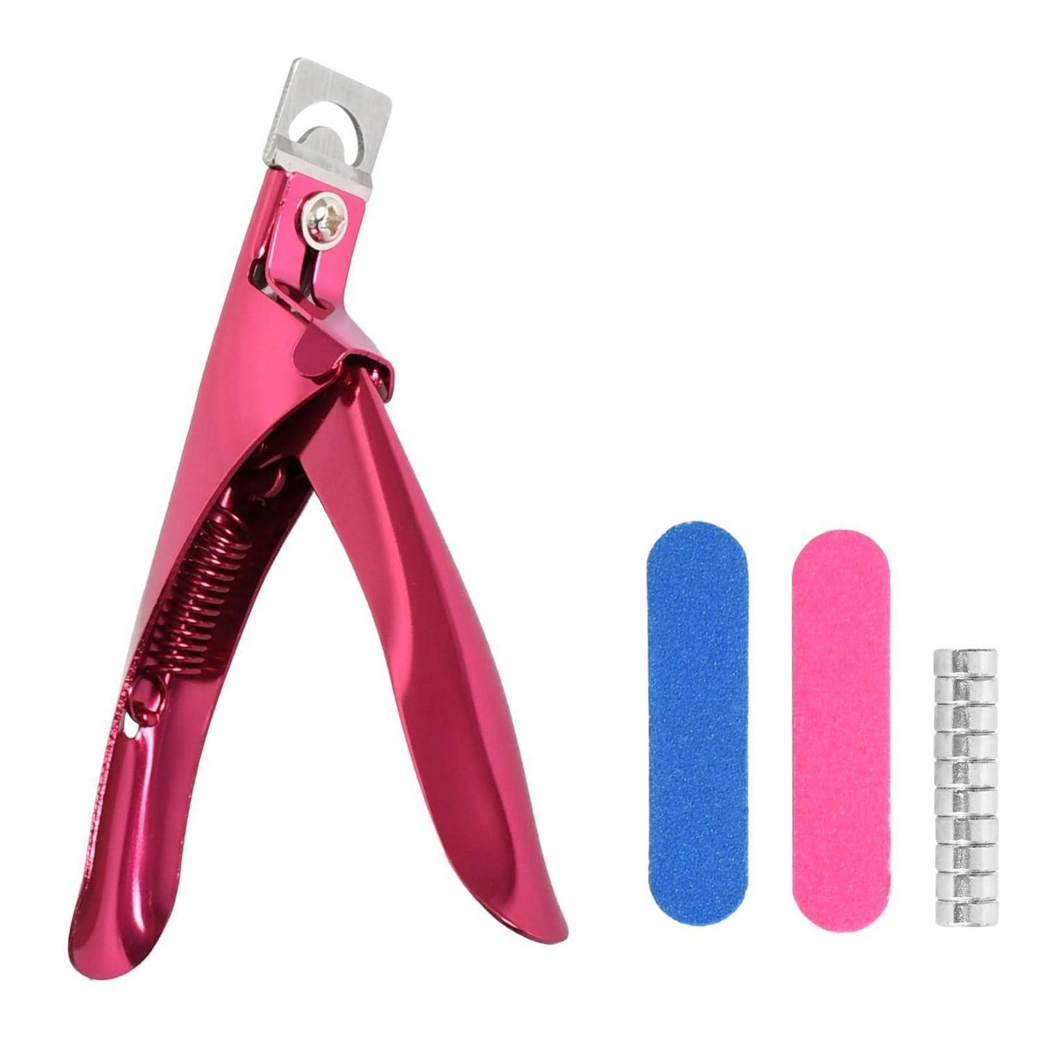 Rosa Nagelschere aus Metall mit blau-rosa Nagelfeilen und einer Metalldatei auf weißem Hintergrund