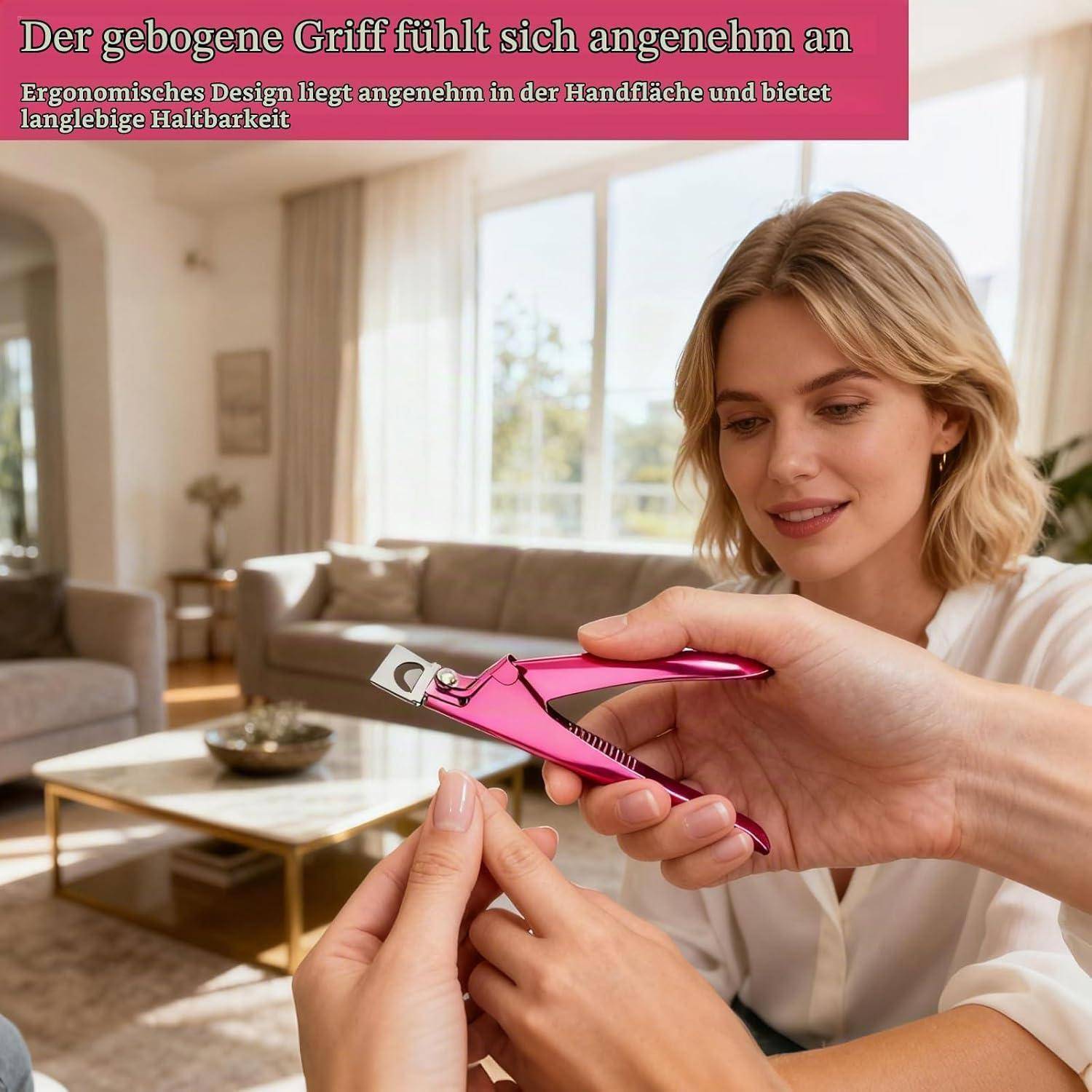 Frau im Wohnzimmer benutzt eine rosa gebogene Nagelschere; deutscher Text sagt, dass der ergonomische Griff sich angenehm anfühlt und einen langlebigen Halt bietet.