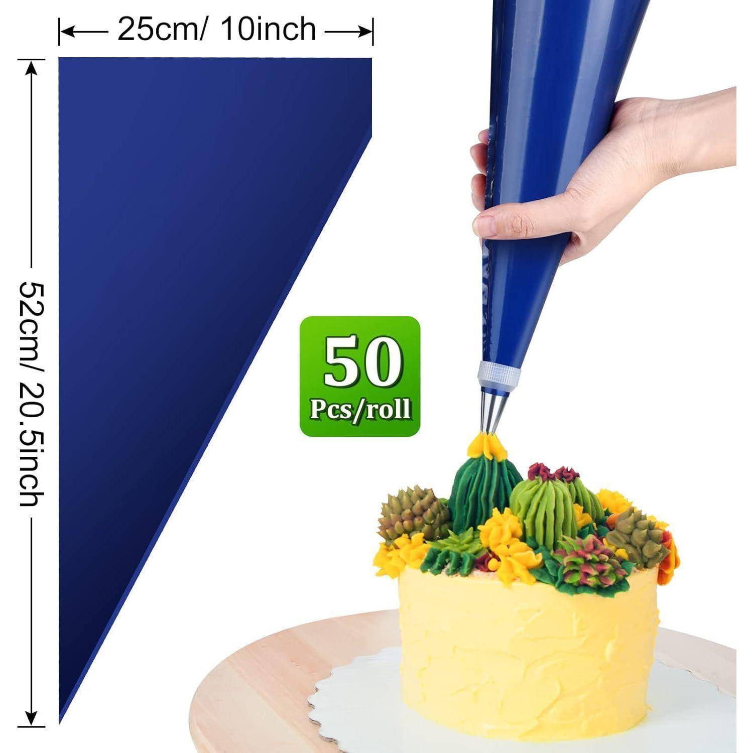 Blaue dreieckige Spritzbeutel, 25 cm breit und 52 cm lang, abgebildet beim Verzieren eines Kuchens; Packung mit der Aufschrift „50 Stk./Rolle
