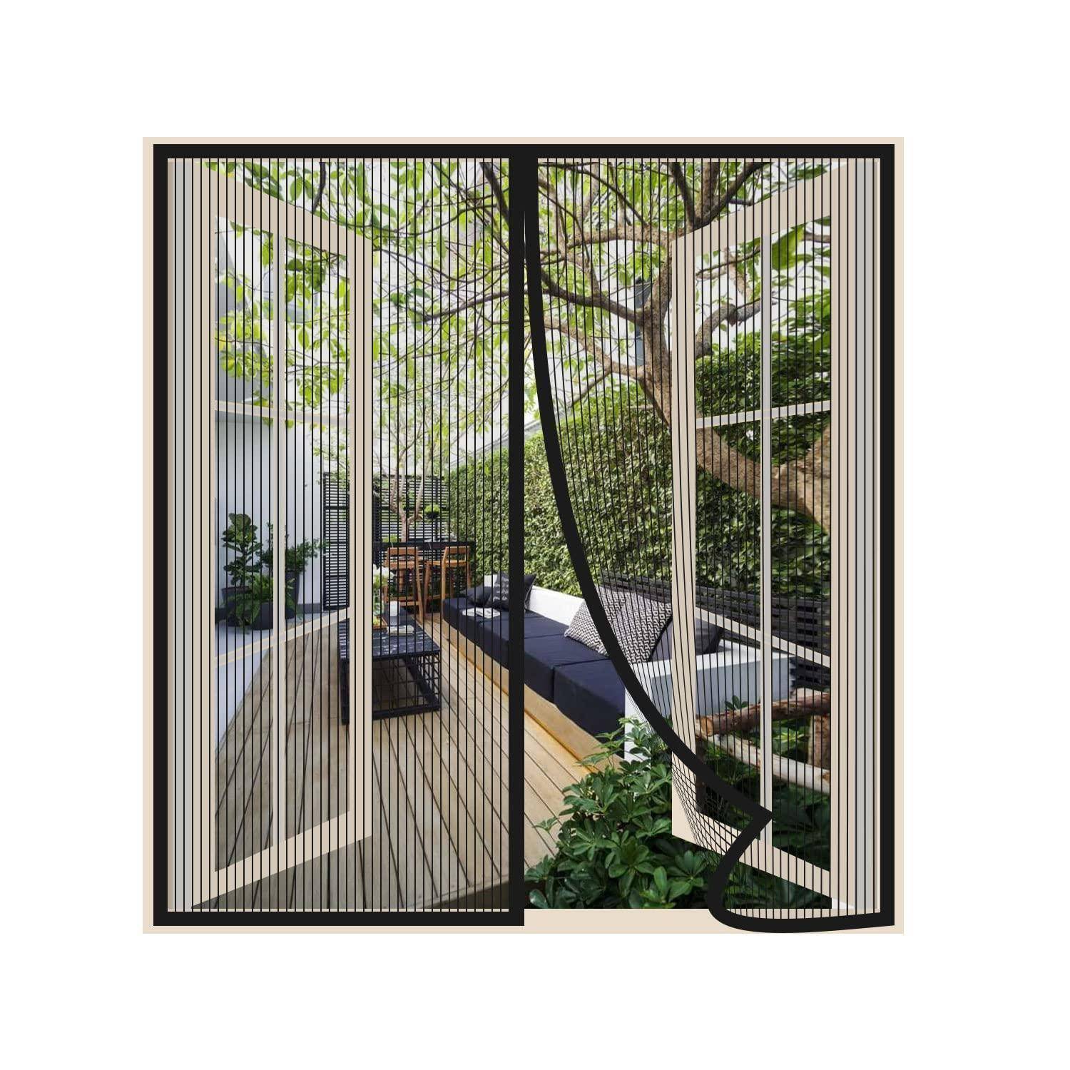 Moderne Innen-Außen-Terrasse mit einem schwarzgerahmten einziehbaren Insektenschutzgitter über einem Sitzbereich und Bäumen draußen.