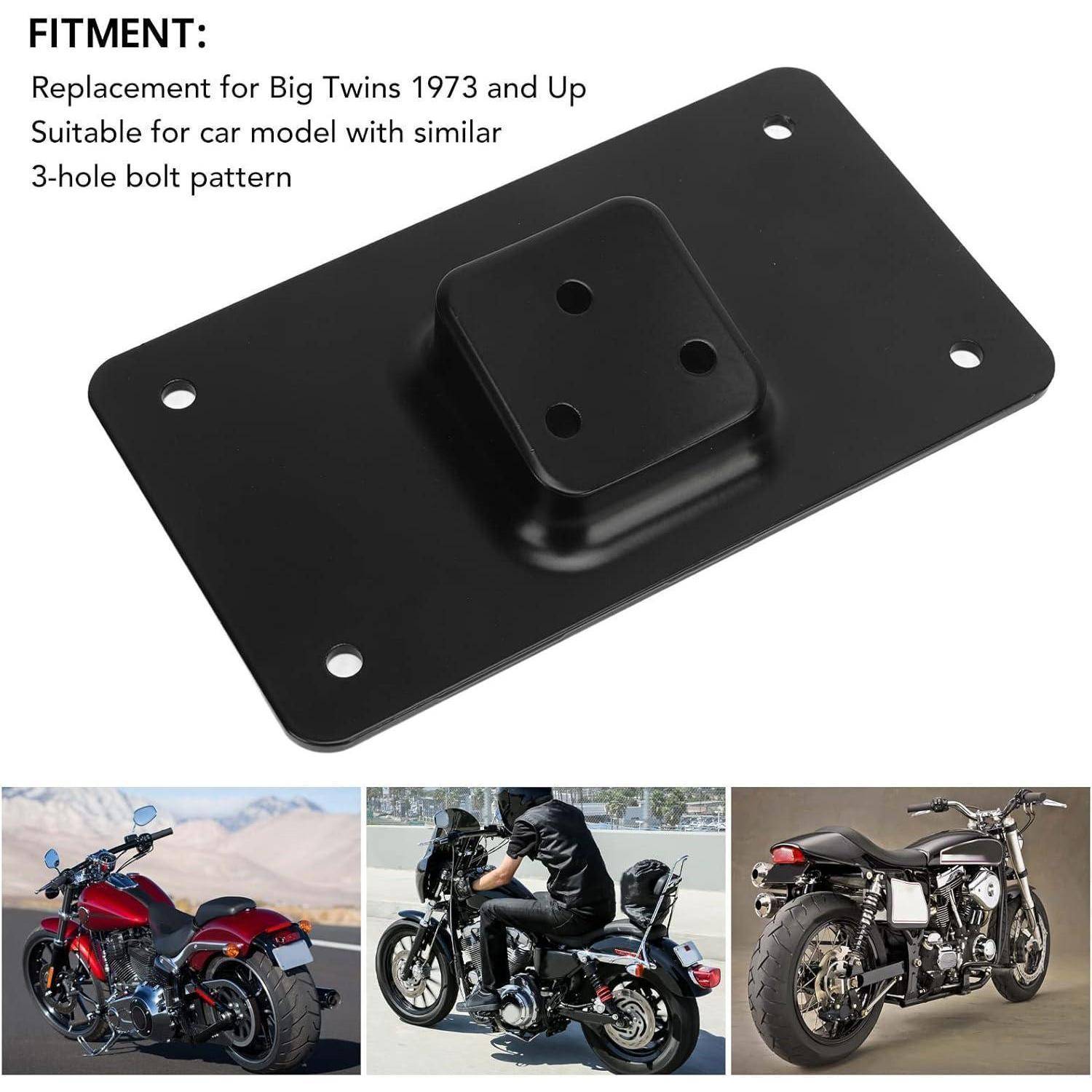 Schwarze Metall-Motorradmontageplatte mit erhöhter Mitte und Dreiloch-Befestigungsmuster, gezeigt mit Passtext und drei Beispiel-Motorradfotos.