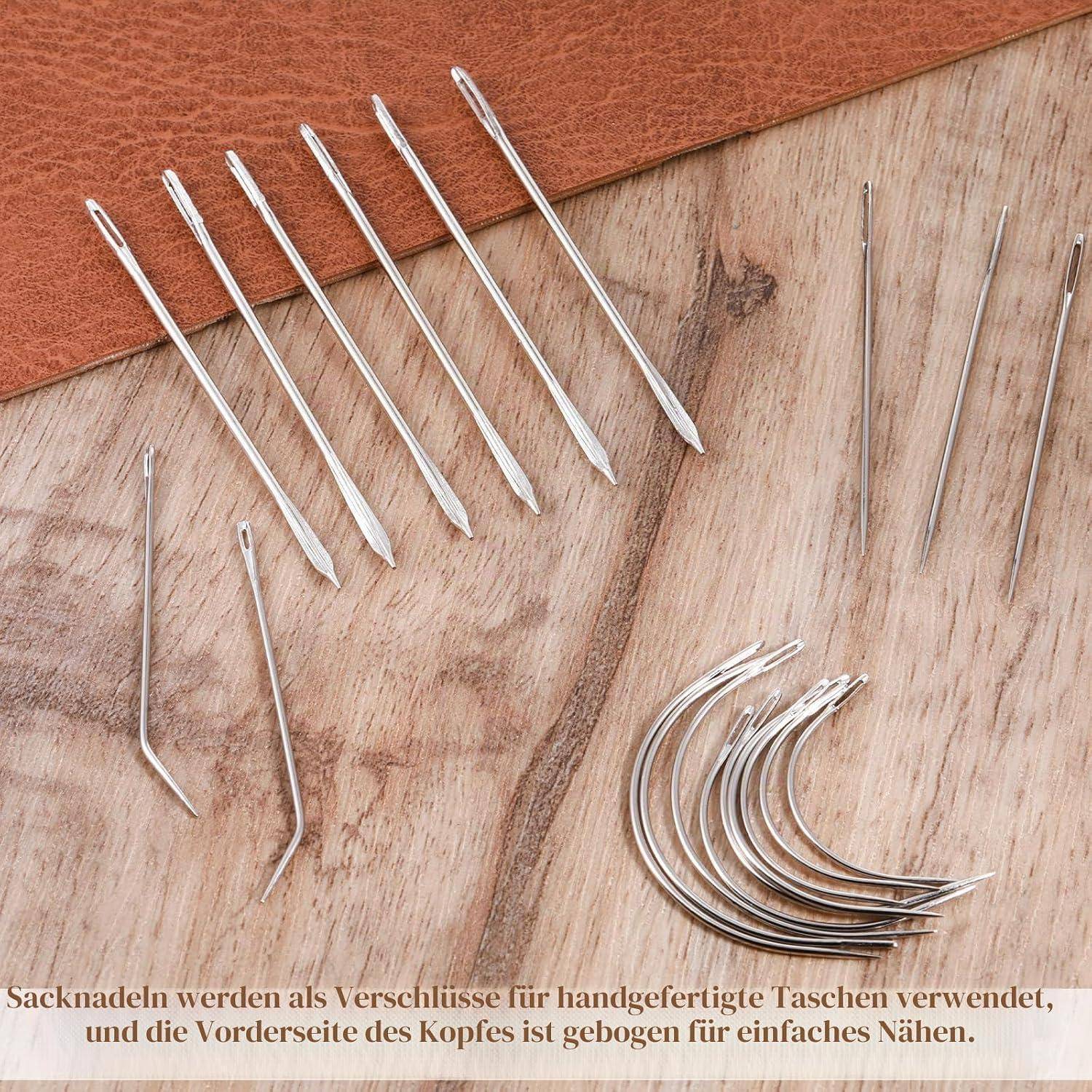 Verschiedene Metallnadeln und Verschlüsse zur Taschenfertigung auf einer Holzoberfläche, mit einer deutschen Beschriftung, die erklärt, dass sie für handgefertigte Taschen verwendet werden und eine gebogene Vorderseite für einfaches Nähen haben.