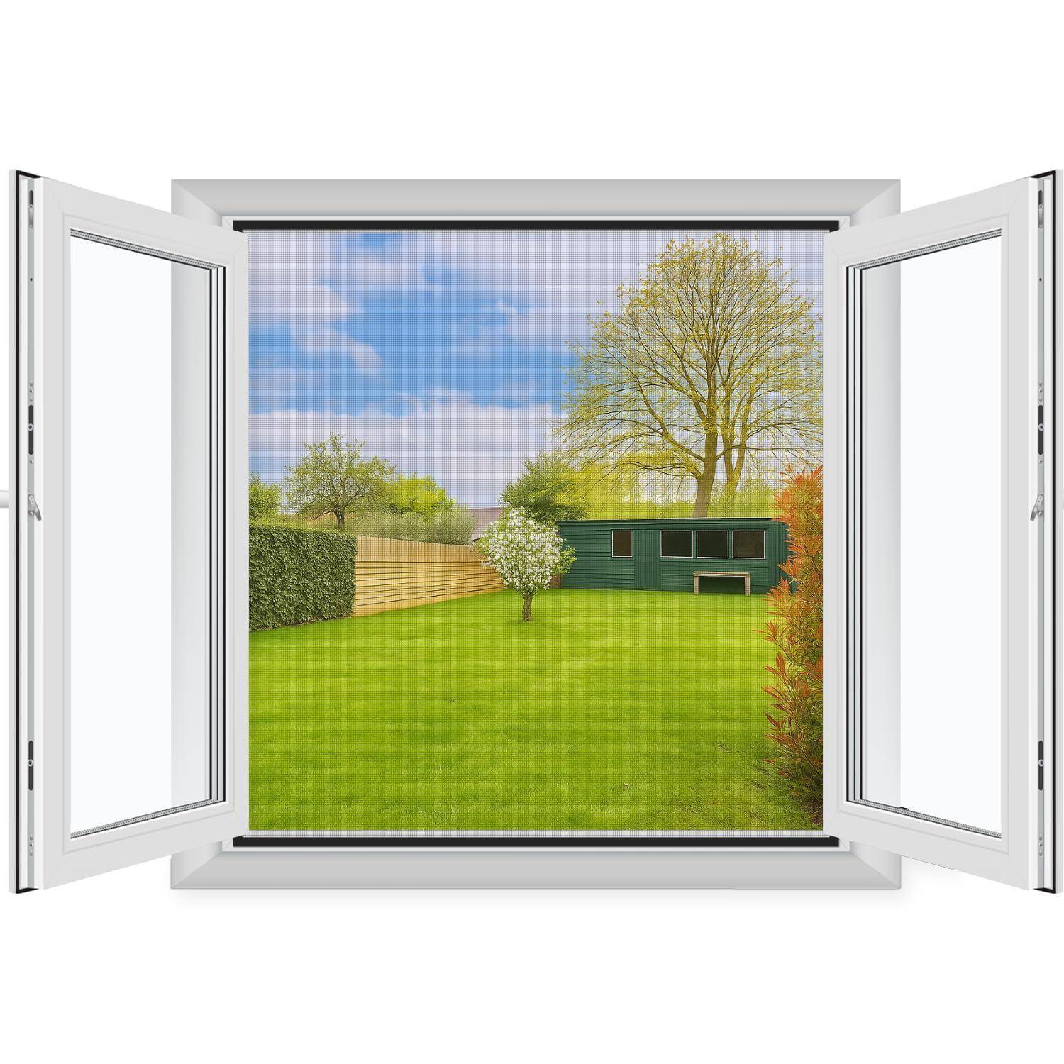 Offenes weißes Fenster mit Blick auf einen sonnigen Hinterhof mit grünem Rasen, Bäumen, Zaun und einem kleinen Gartenschuppen.