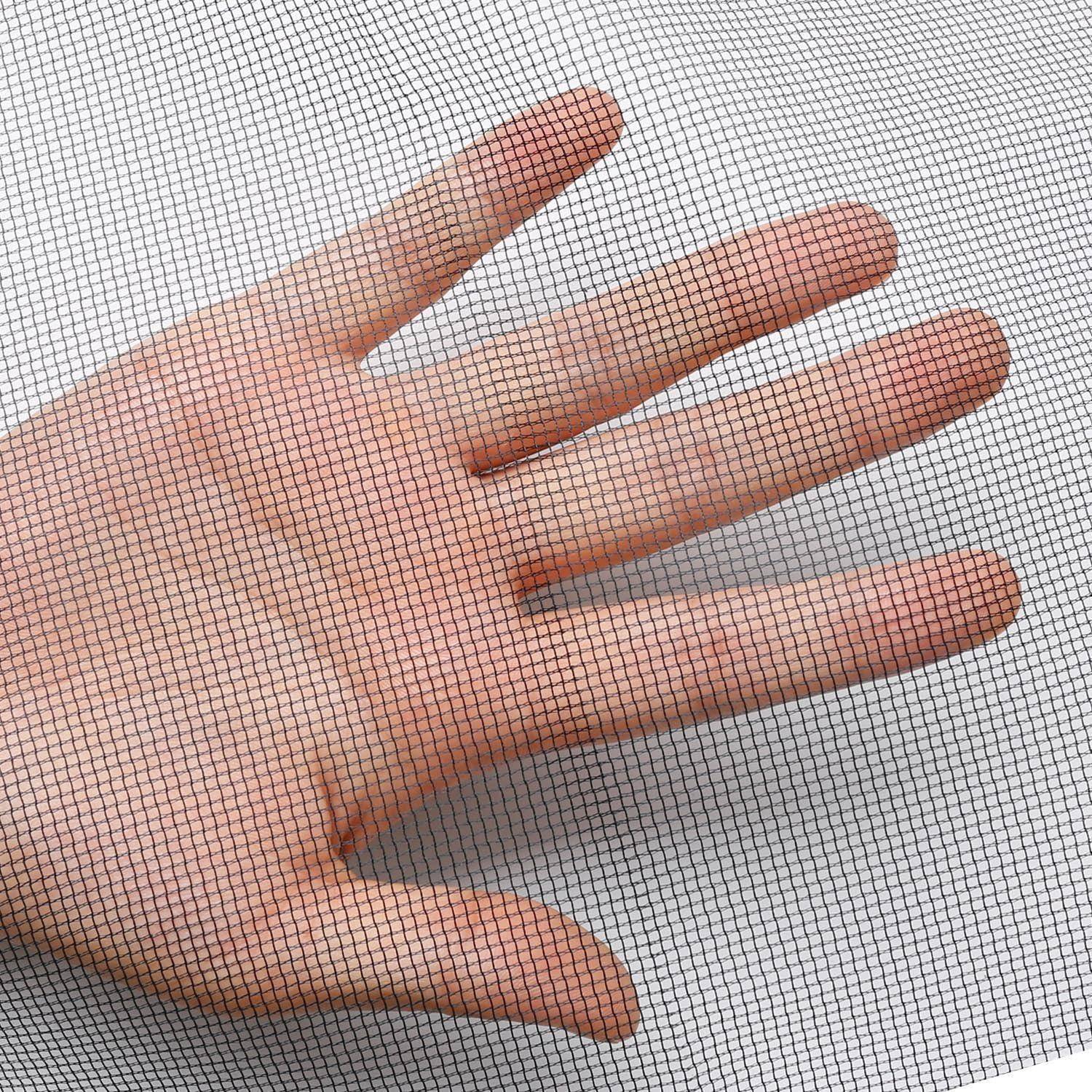 Nahaufnahme einer Hand, die gegen ein feines Maschensieb gedrückt wird, wobei das Gittermuster auf der Haut sichtbar ist.