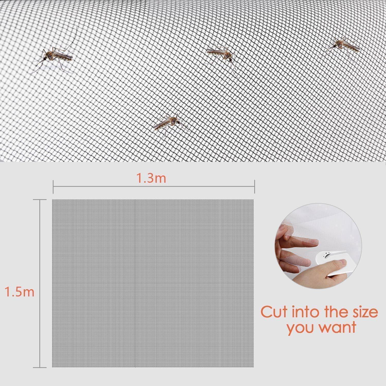Moskitonetz-Gitter über Fenster mit Insekten gezeigt, plus Größenleitfaden zum Zuschneiden eines 1,3 m × 1,5 m großen Gitters auf gewünschte Abmessungen.