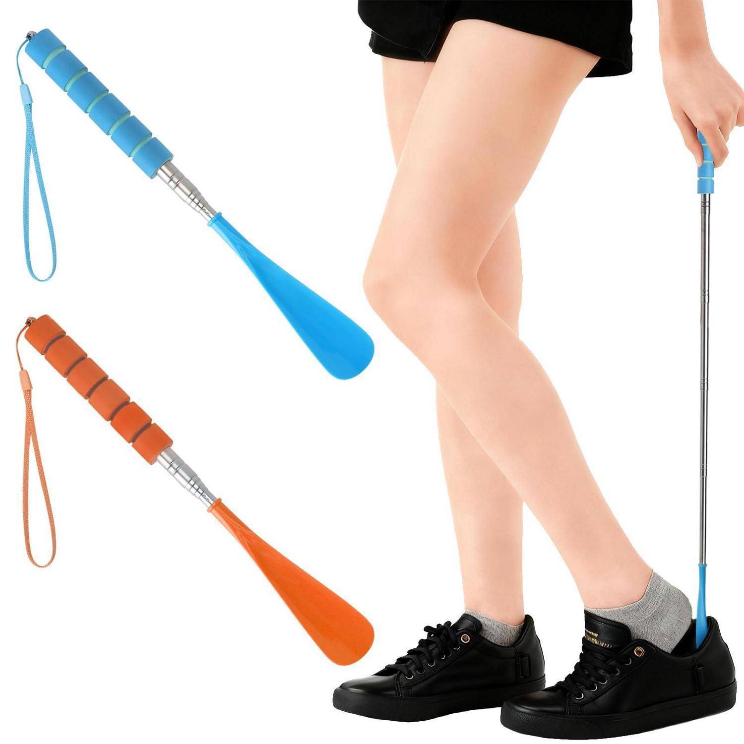 Beinübung und Schuhlöffel-Werkzeug: Eine Person verwendet einen langstieligen blauen Schuhlöffel, um schwarze Schuhe anzuziehen, wobei blau und orange gehandhabte Schuhlöffel neben den Beinen gezeigt werden.
