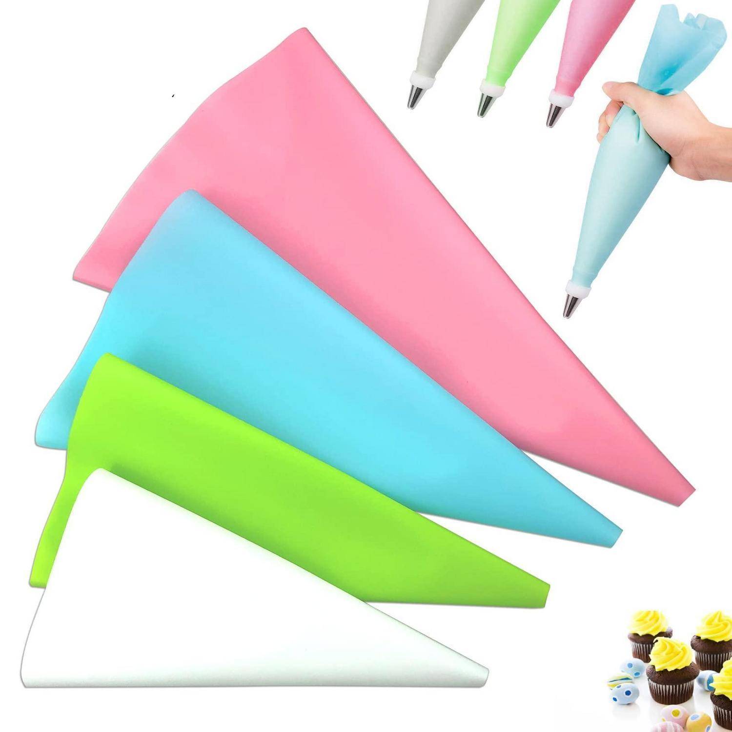Verschiedene Pastell-Spritzbeutel und Tüllen zum Dekorieren von Kuchen, mit einer Hand, die einen blauen gefüllten Beutel hält, und mehreren leeren Beuteln, die auf weißem Hintergrund angeordnet sind.