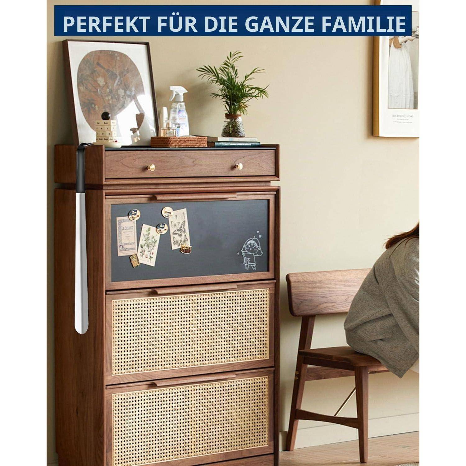 Holzlagerschrank mit Schubladen, Tafelfront und Korbgeflecht-Fronten in einem Essbereich; Banner liest „PERFEKT FÜR DIE GANZE FAMILIE