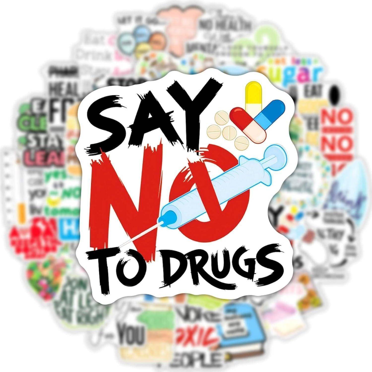 SAGEN SIE NEIN ZU DROGEN mit Pillen und einer Spritze über einer unscharfen Collage von Anti-Drogen-Botschaften und Symbolen.