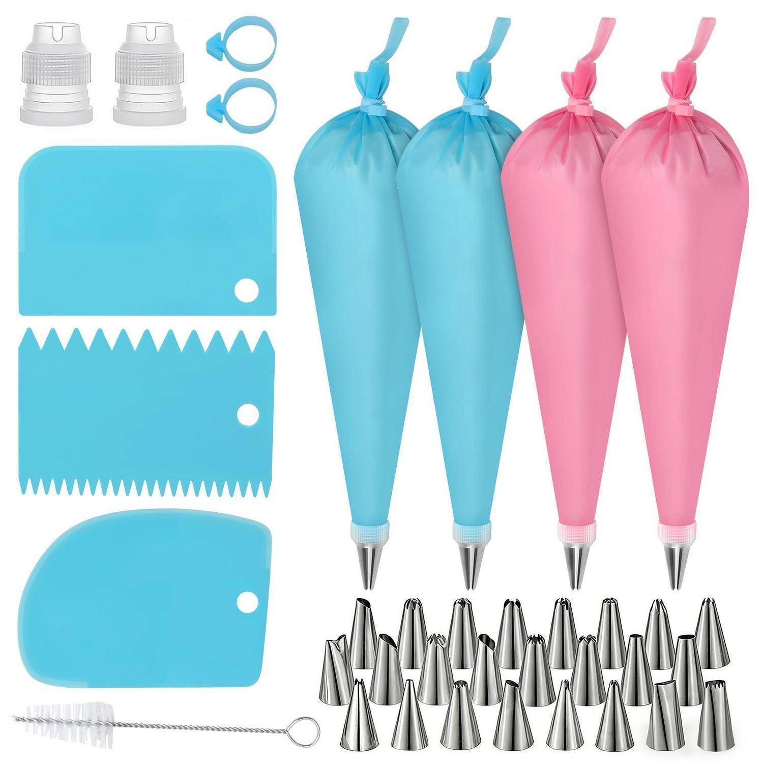 Spritzbeutel- und Dekorations-Set mit vier gefüllten Spritzbeuteln, Metallspitzen, Spachteln, Kupplungsringen und Reinigungsbürste auf weißem Hintergrund.