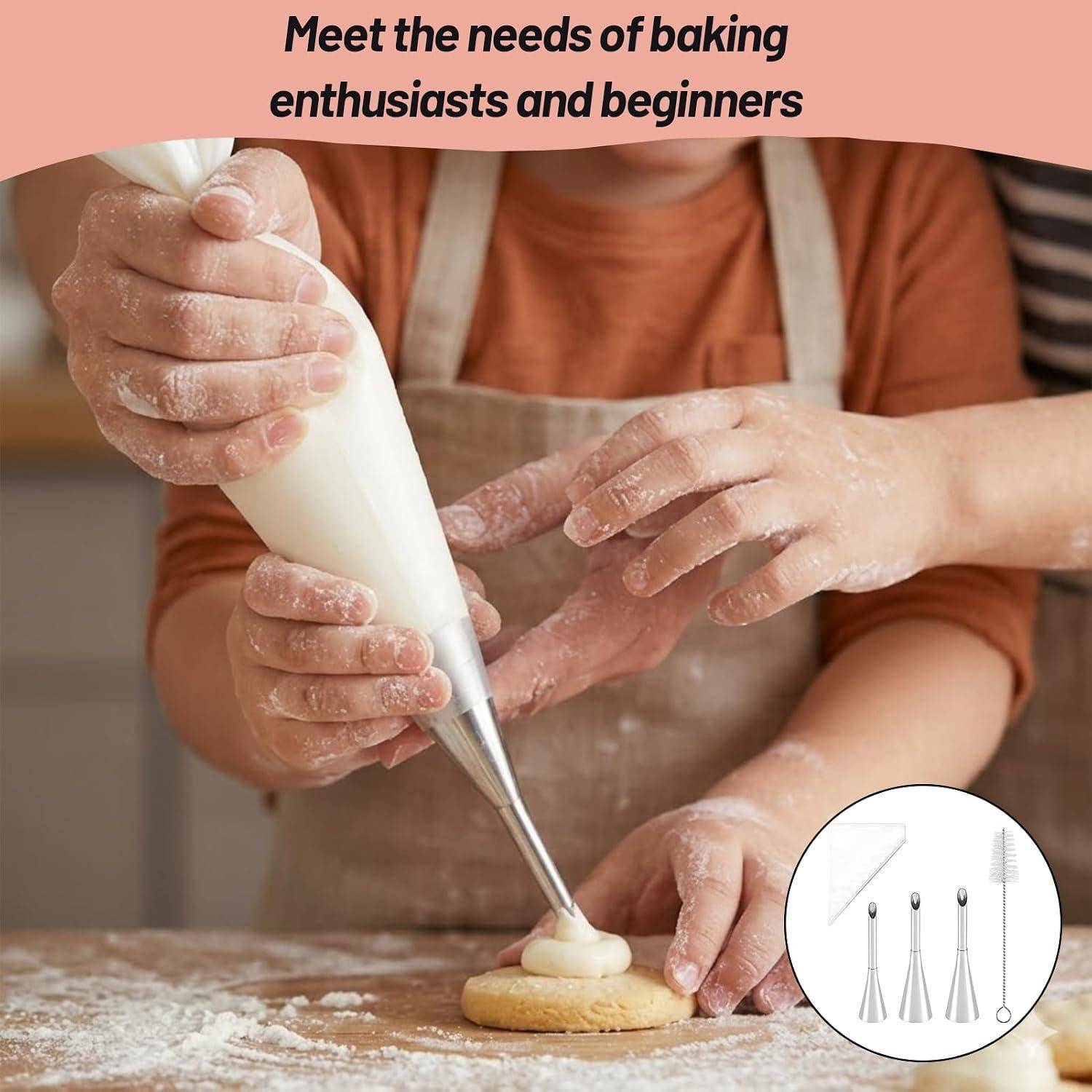 Erwachsener und Kind backen zusammen, spritzen Glasur auf ein Keks auf einer bemehlten Arbeitsfläche, mit dem Text „Erfüllen Sie die Bedürfnisse von Backbegeisterten und Anfängern
