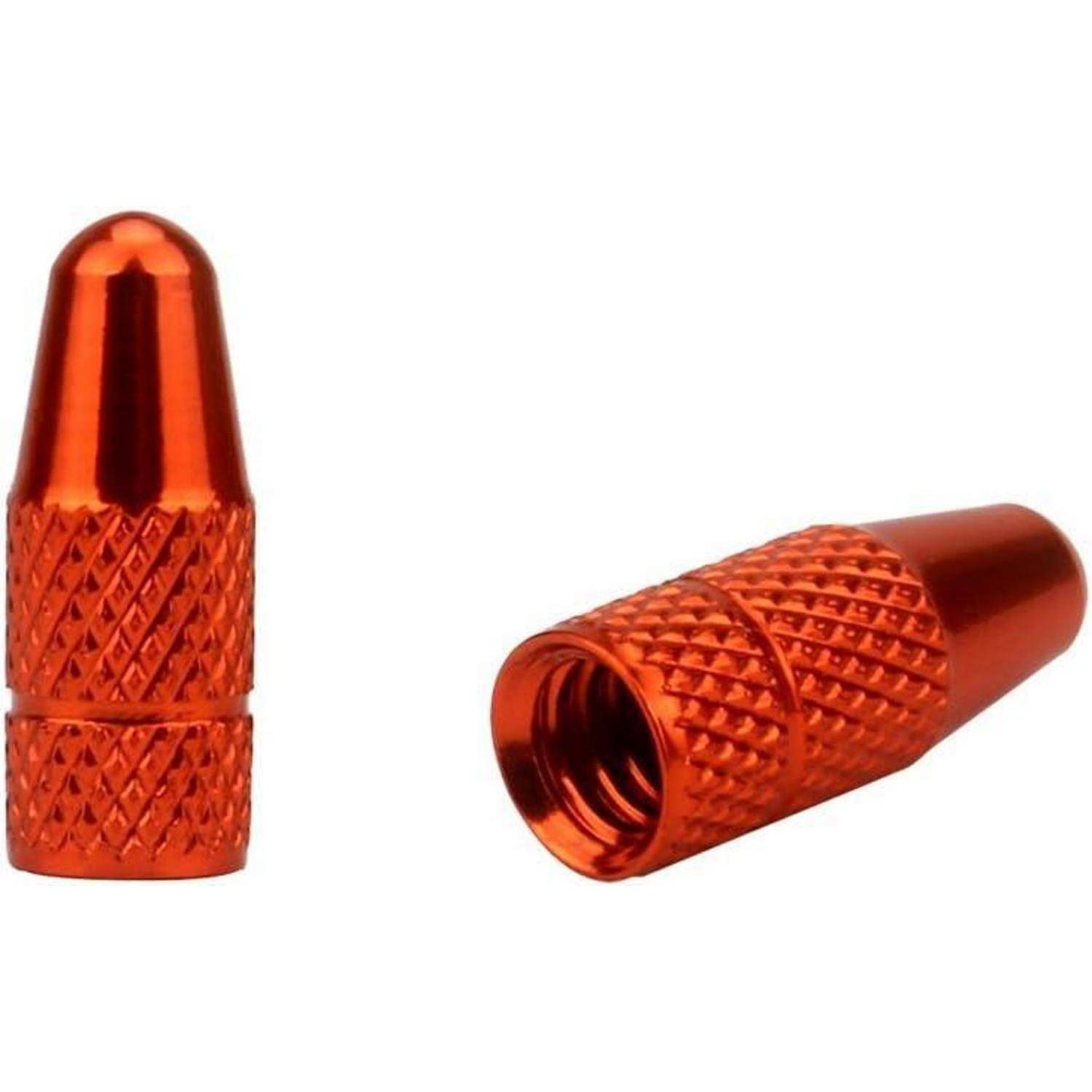 Zwei orangefarbene Metallventilkappen für Reifen, eine aufrecht stehend und eine auf der Seite liegend auf weißem Hintergrund.