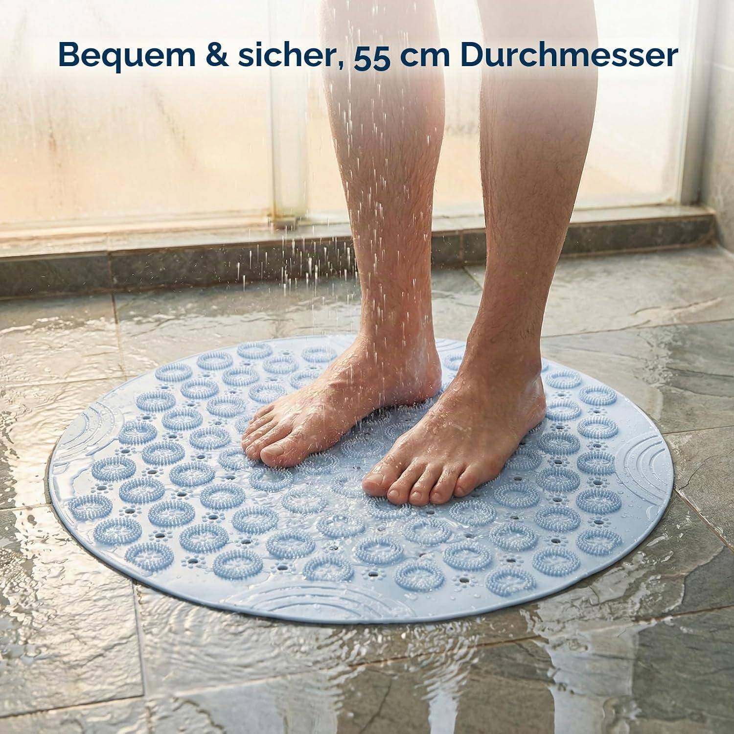 Barfüße stehen auf einer runden blauen Massagematte unter fließendem Wasser, mit deutschem Text „Bequem & sicher, 55 cm Durchmesser