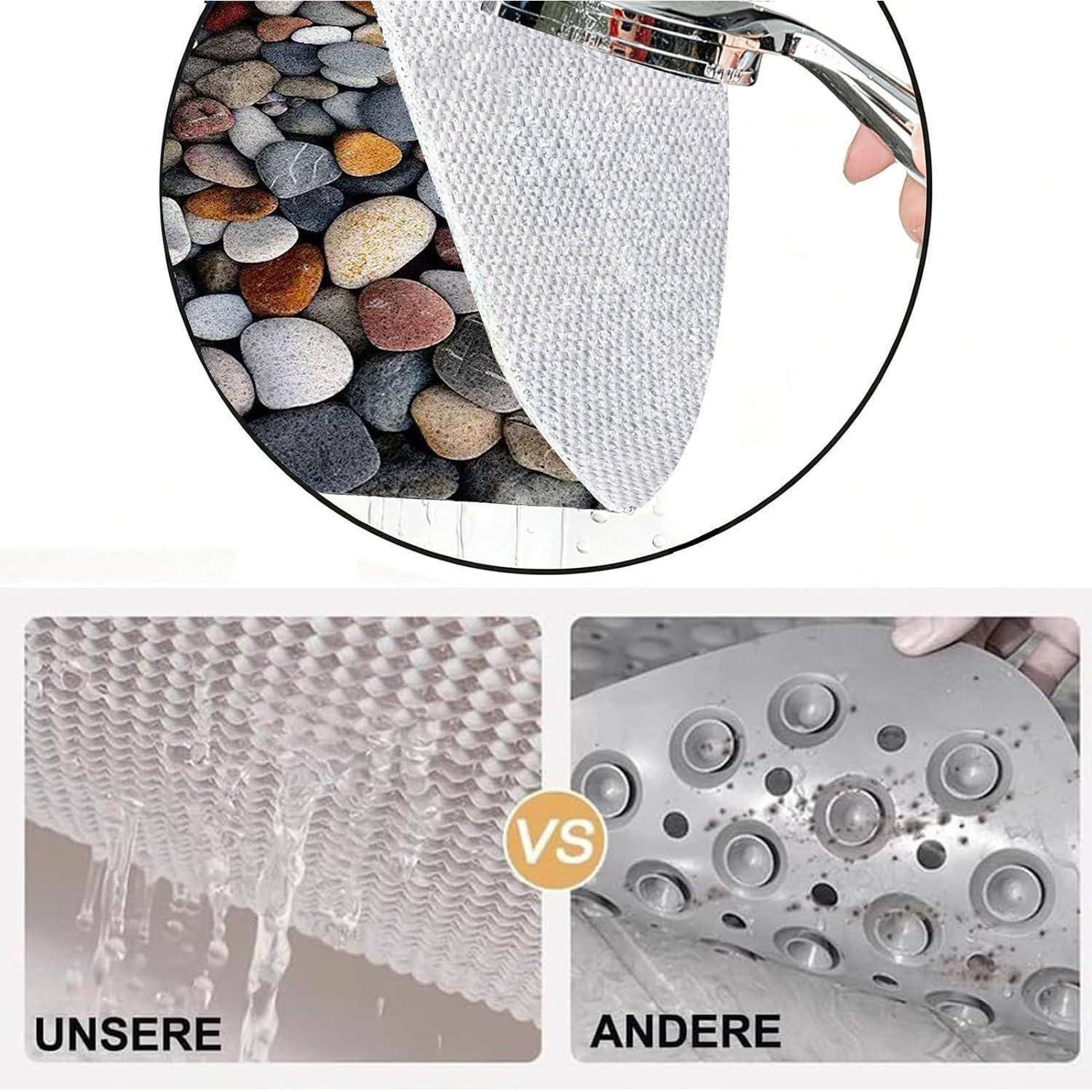 Vergleichsbild, das zeigt, wie unsere Drainagematte Ablagerungen aufgreift und Wasser besser ableitet als andere Matten, mit einer Nahaufnahme von Kieselsteinen unter einer Maschenoberfläche.
