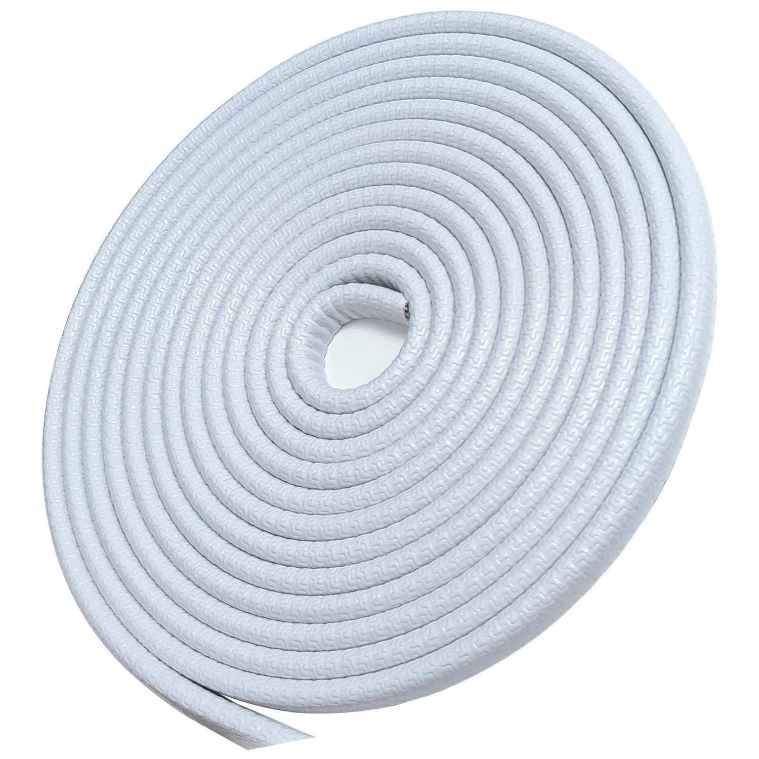 Aufgerollter weißer flexibler Schlauch oder Rohr, das in einer flachen Spirale auf weißem Hintergrund aufgerollt ist.