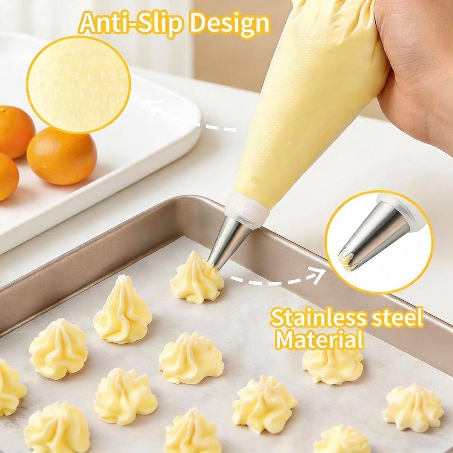 Spritzbeutel mit rostfreiem Sterntüllchen, das kleine Buttercreme-Rosetten auf ein Backblech dosiert, gekennzeichnet mit „Rutschfeste Konstruktion