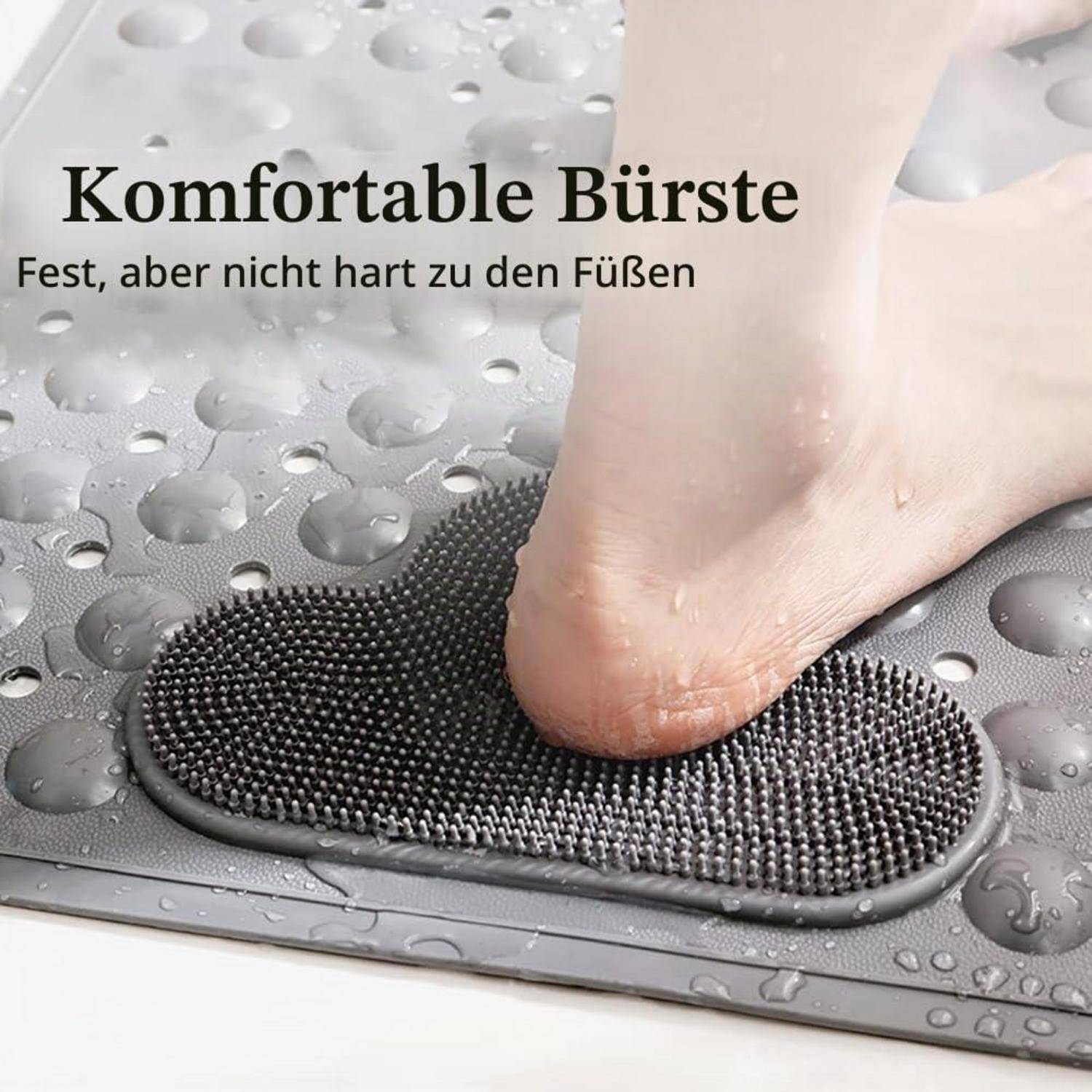 Fuß drückt auf eine schwarze Silikon-Badmatte mit erhabenen Borsten; deutscher Text lautet „Komfortable Bürste