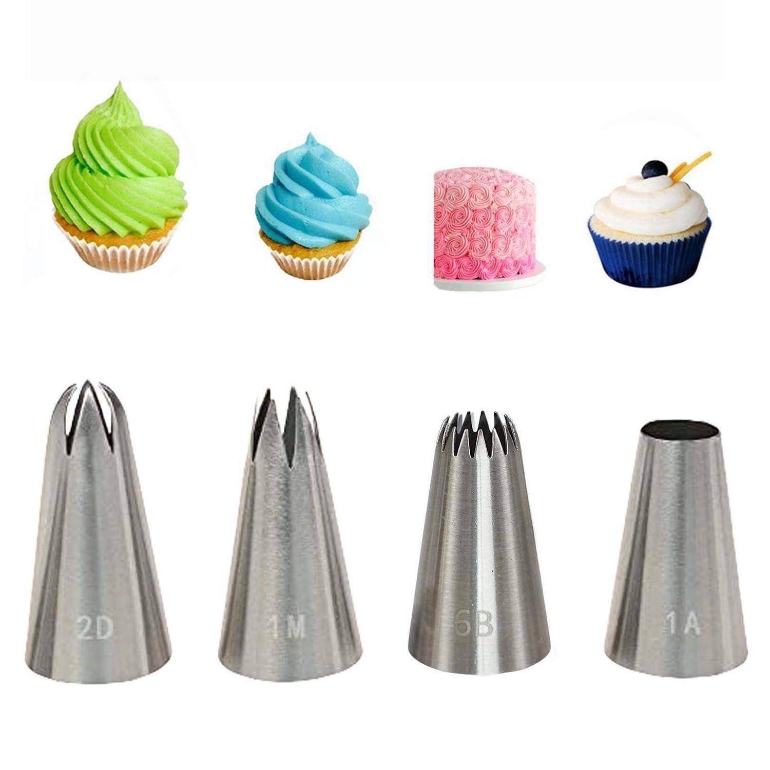 Vier gefrostete Cupcakes und ein rosafarbener Kuchen, mit vier Metallspritztüllen darunter, beschriftet mit 2D, 1M, 6B und 1A.