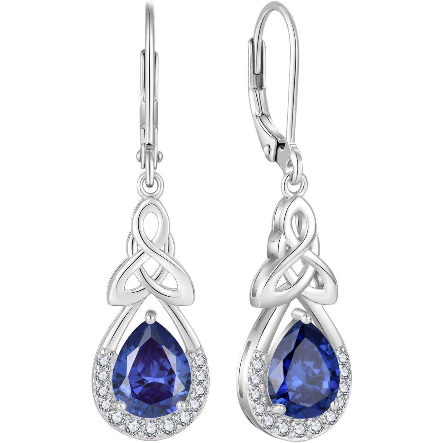 Silberne Tränenform-Ohrhänger mit keltischen Knoten-Details, transparenten Steinen und großen blauen Edelstein-Mittelpunkten.