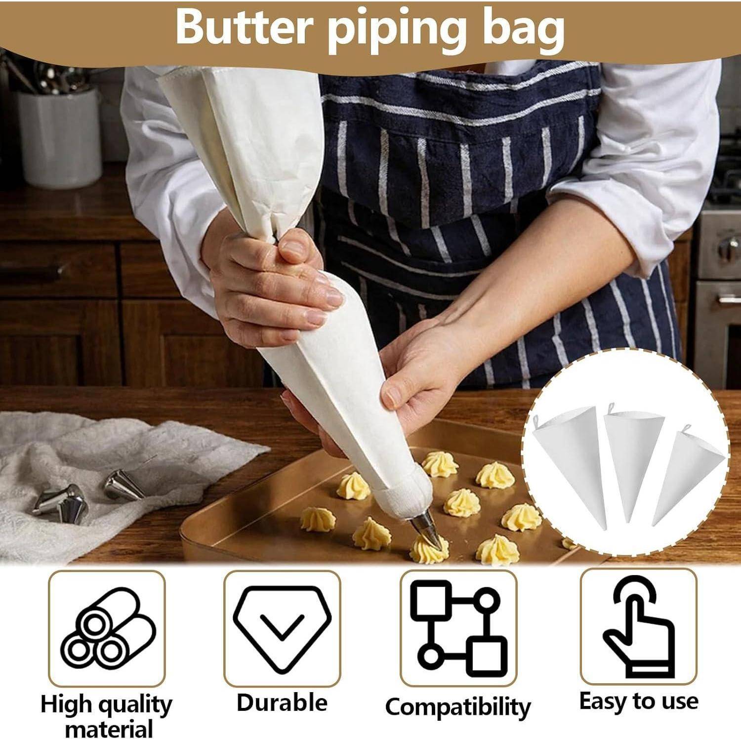 Person mit einer großen Butter-Spritztüte, die Butter auf ein Backblech spritzt; Infografik hebt hochwertige Materialien, Langlebigkeit, Kompatibilität und einfache Bedienung hervor.