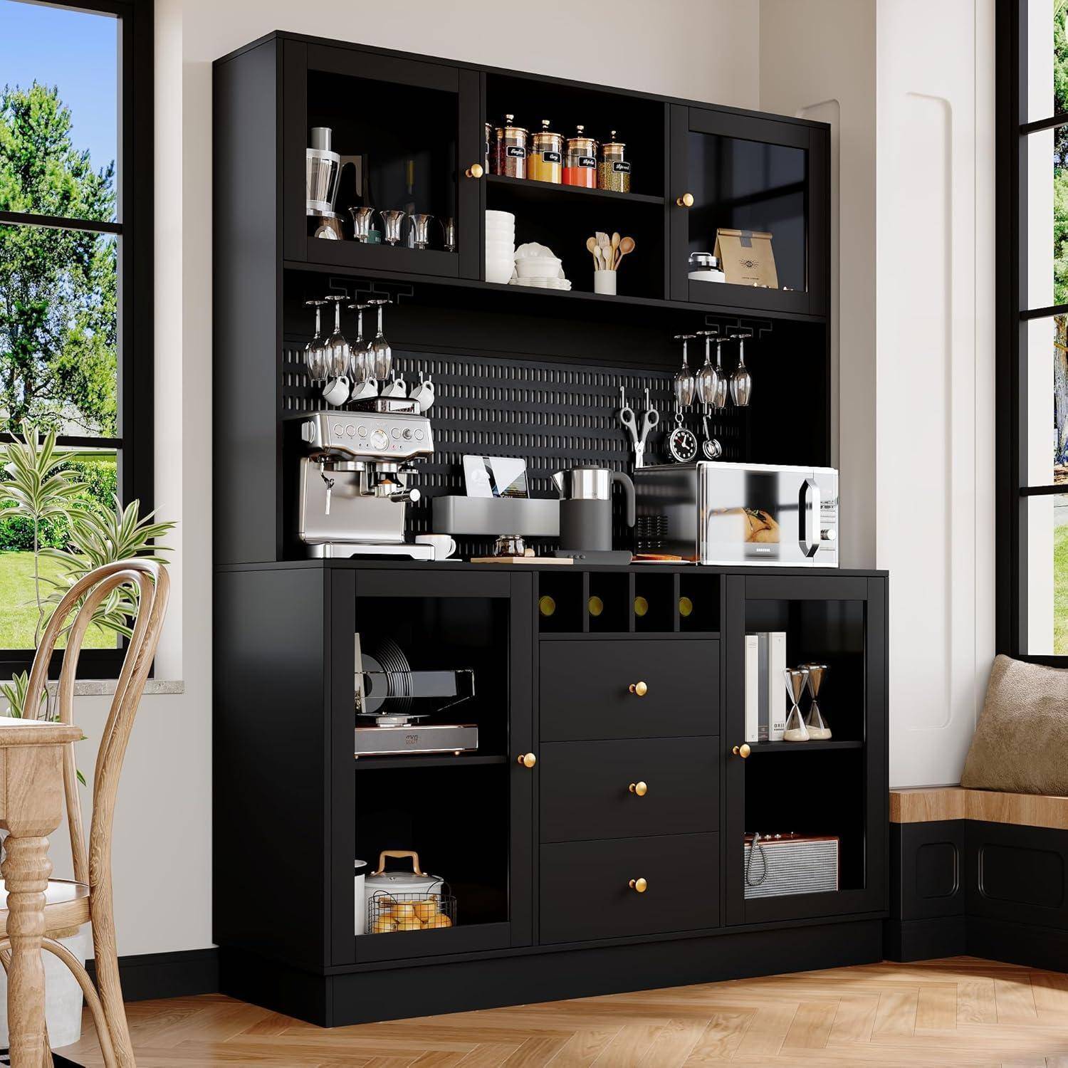 Schwarze Küchenvitrine mit Kaffee- und Barausstattung, mit Regalen voller Tassen, Flaschen, Utensilien und einem Toaster neben Fenstern.