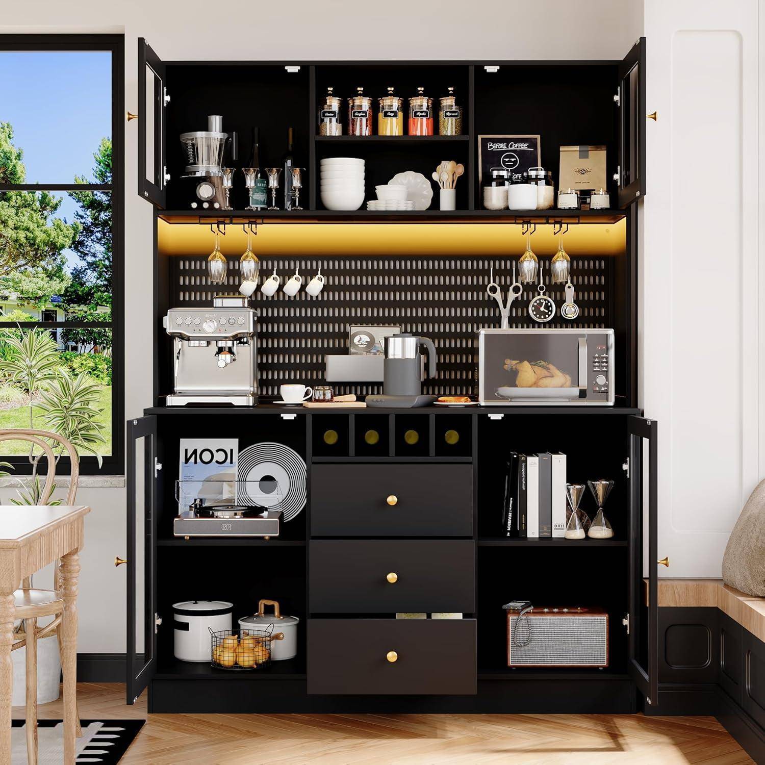 Schwarzer Küchenschrank, organisiert als Heimkaffeebar mit Espressomaschine, Tassen, Gläsern, Mikrowelle, Schubladen und Weingläsern.