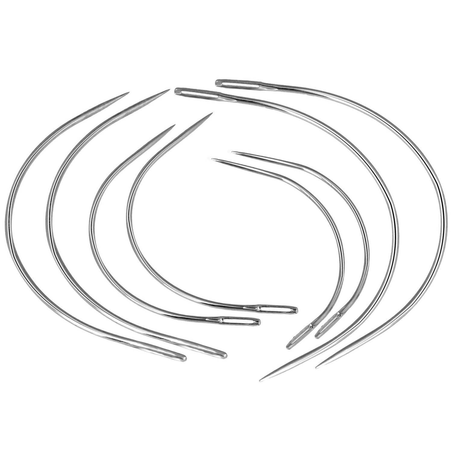 Satz gebogener silberner Nähnadeln, die sich in einer sich überlappenden Spirale auf weißem Hintergrund anordnen.