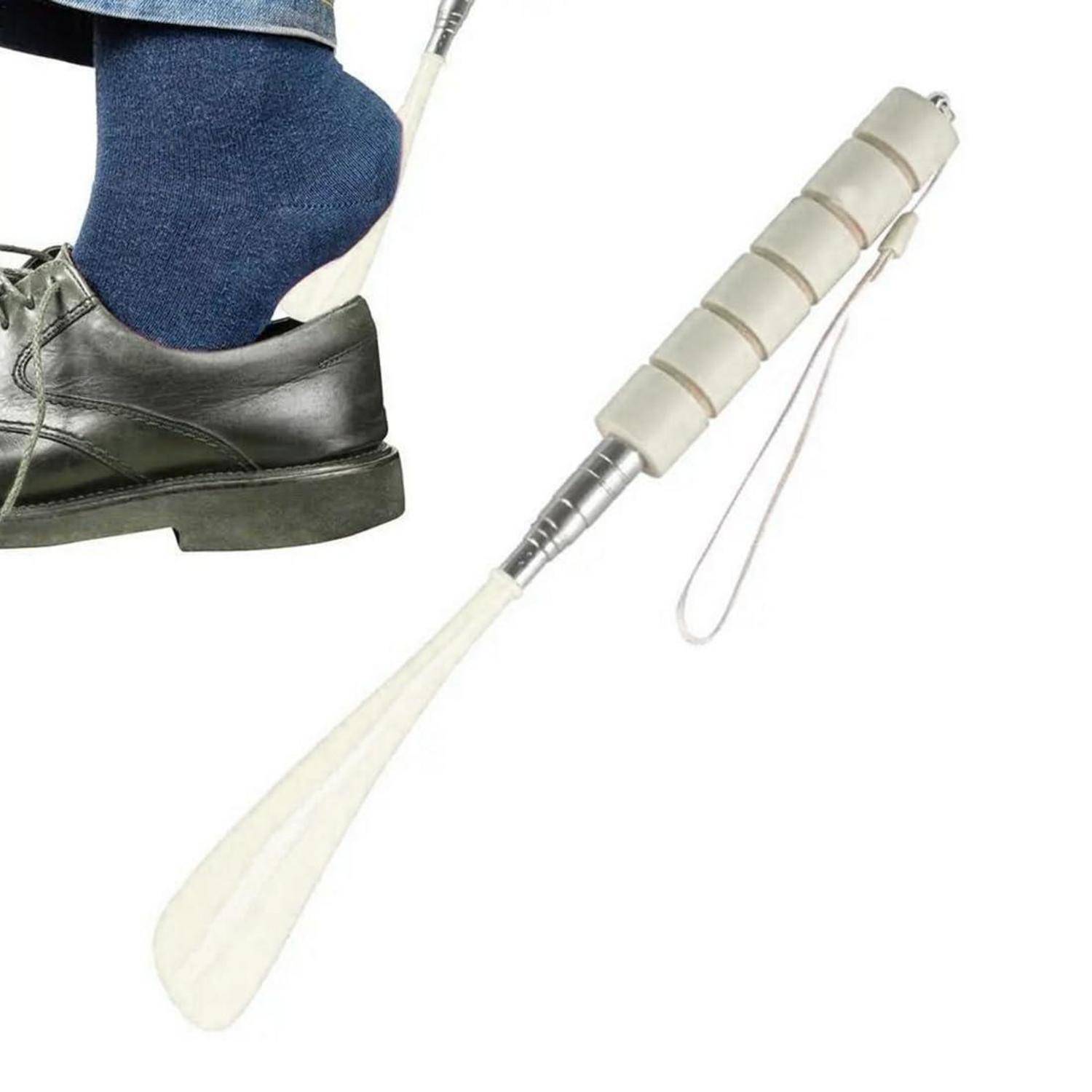 Schuhanzieher, der einer Person hilft, einen schwarzen Schuh über eine blaue Socke zu schlüpfen, gezeigt neben dem langstieligen Schuhanzieher-Werkzeug.