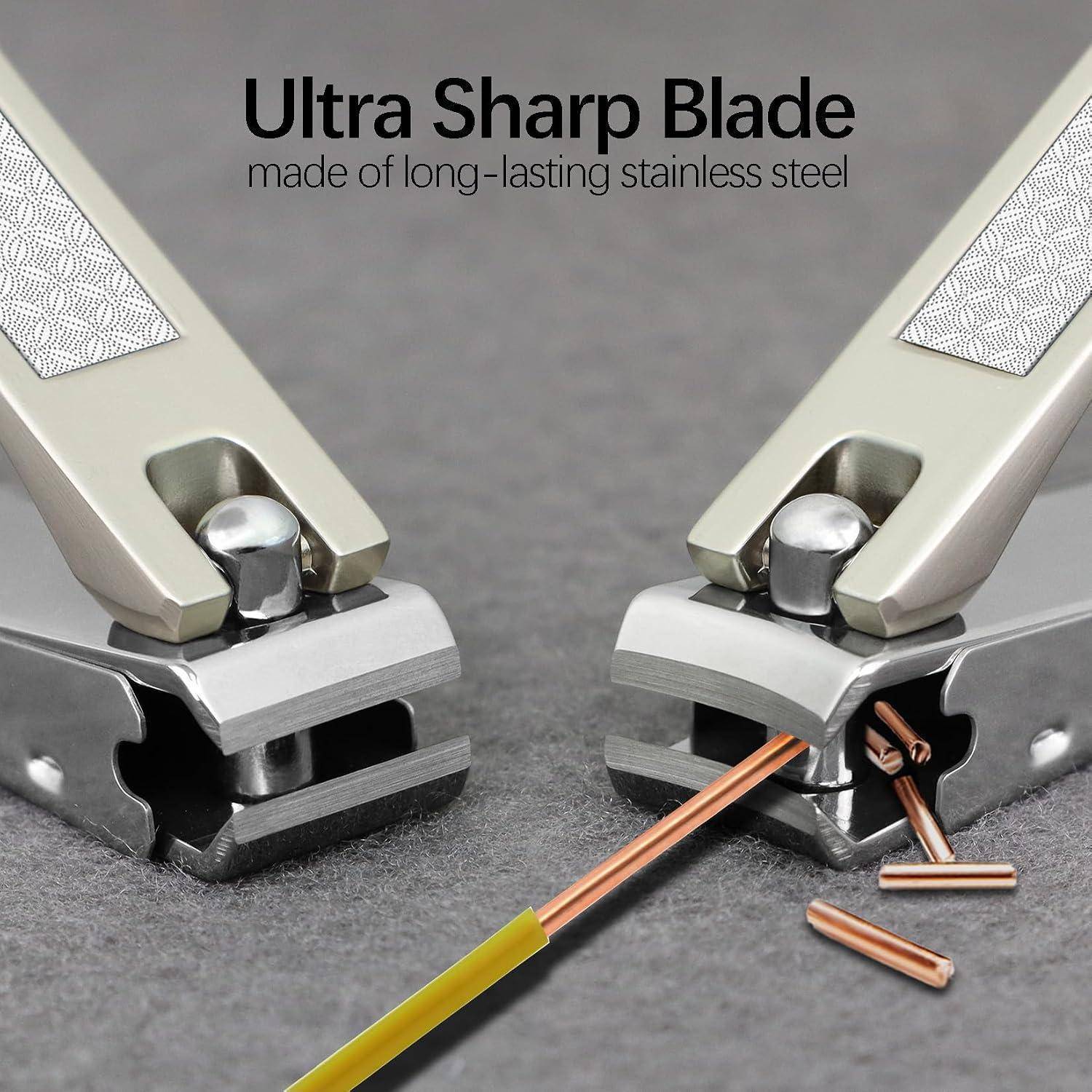 Nahaufnahme von zwei Drahtschneidern, die einen Kupferdraht durchschneiden, mit den Beschriftungen „Ultra Sharp Blade" und „aus langlebigem Edelstahl"".