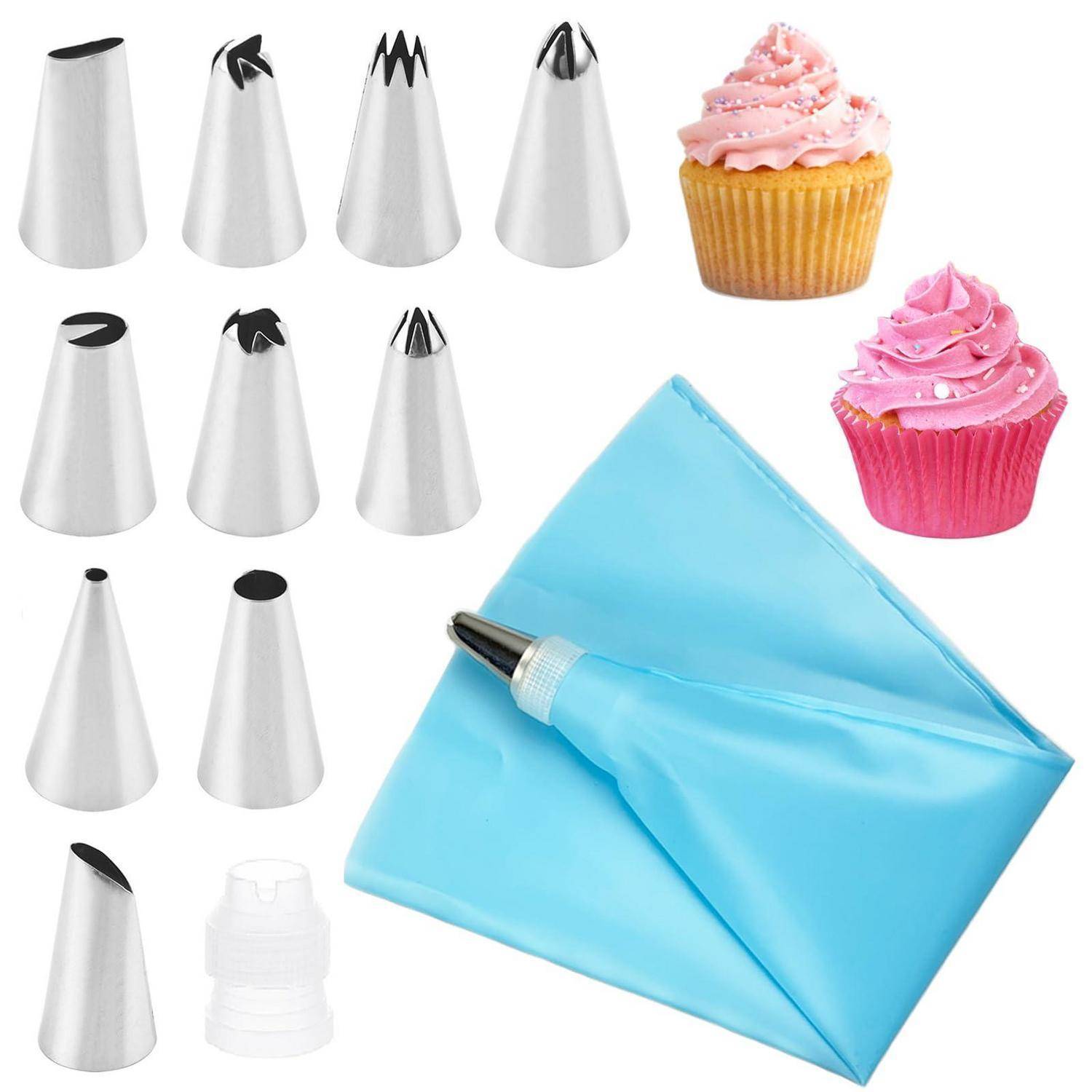 Satz von Spritzbeuteln mit Metallverzierungsdüsen und einem wiederverwendbaren blauen Zuckergussbeutel, dargestellt mit dekorier­ten Cupcakes.