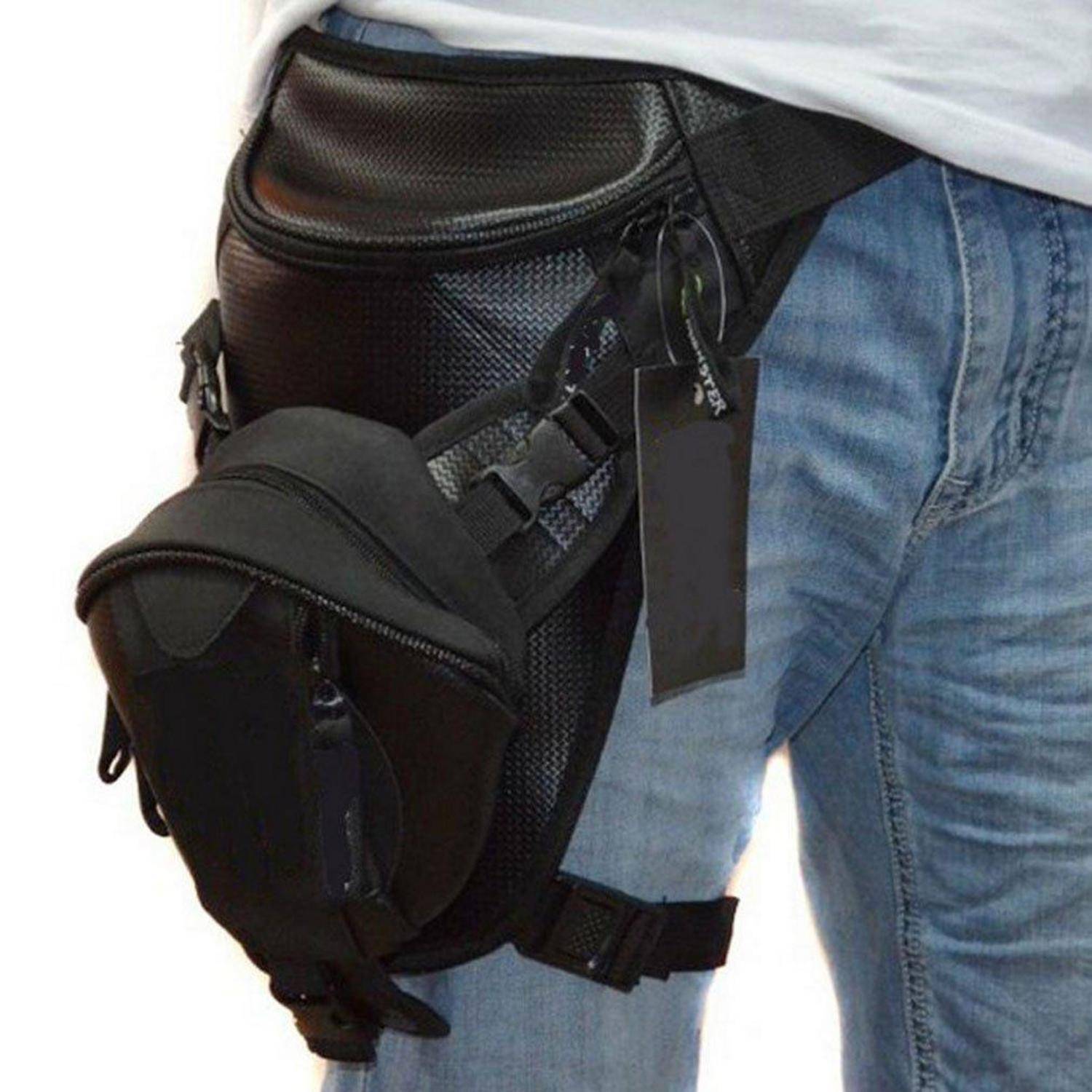 Person trägt eine schwarze Oberschenkelholster-Tasche, die über blauen Jeans am Bein befestigt ist, mit einer Reißverschluss-Tasche und einem hängenden Etikett.