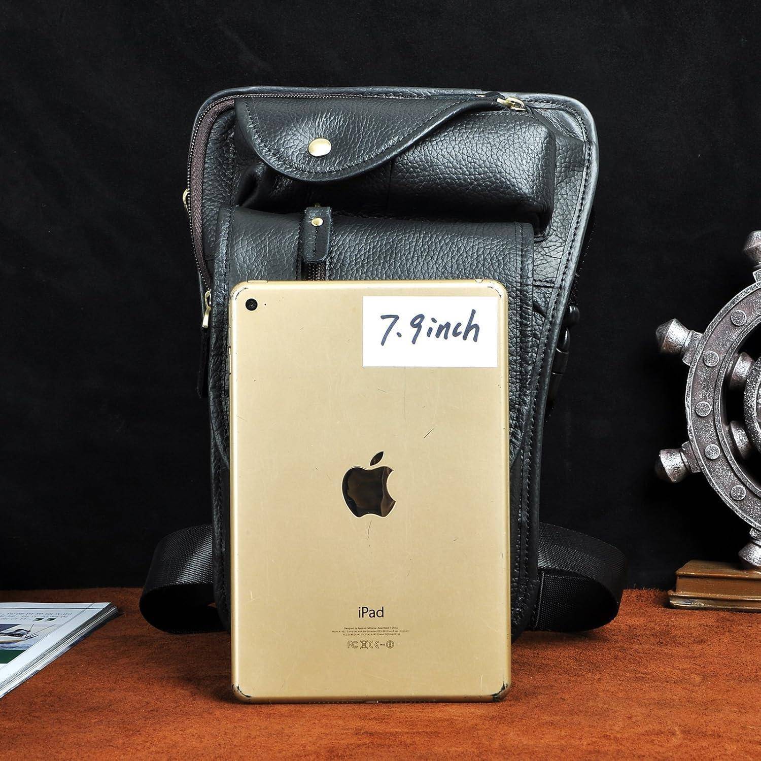 Gold-iPad in einem schwarzen Ledertasche stehend, auf der Rückseite mit „7,9 Zoll" gekennzeichnet.