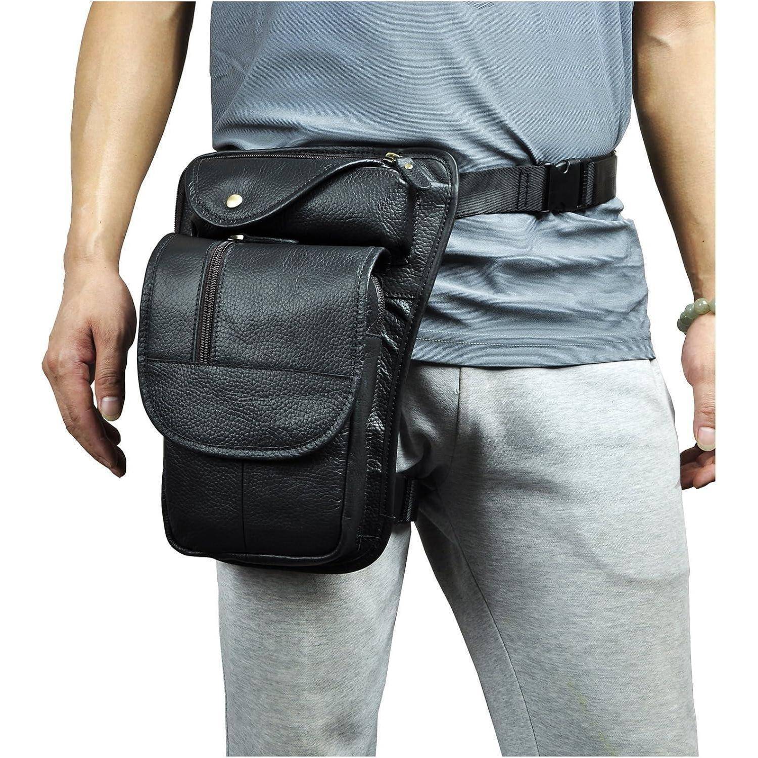 Person trägt eine schwarze Ledertasche an Oberschenkel oder Taille mit verstellbarem Riemen, gezeigt an der Hüfte vor weißem Hintergrund.