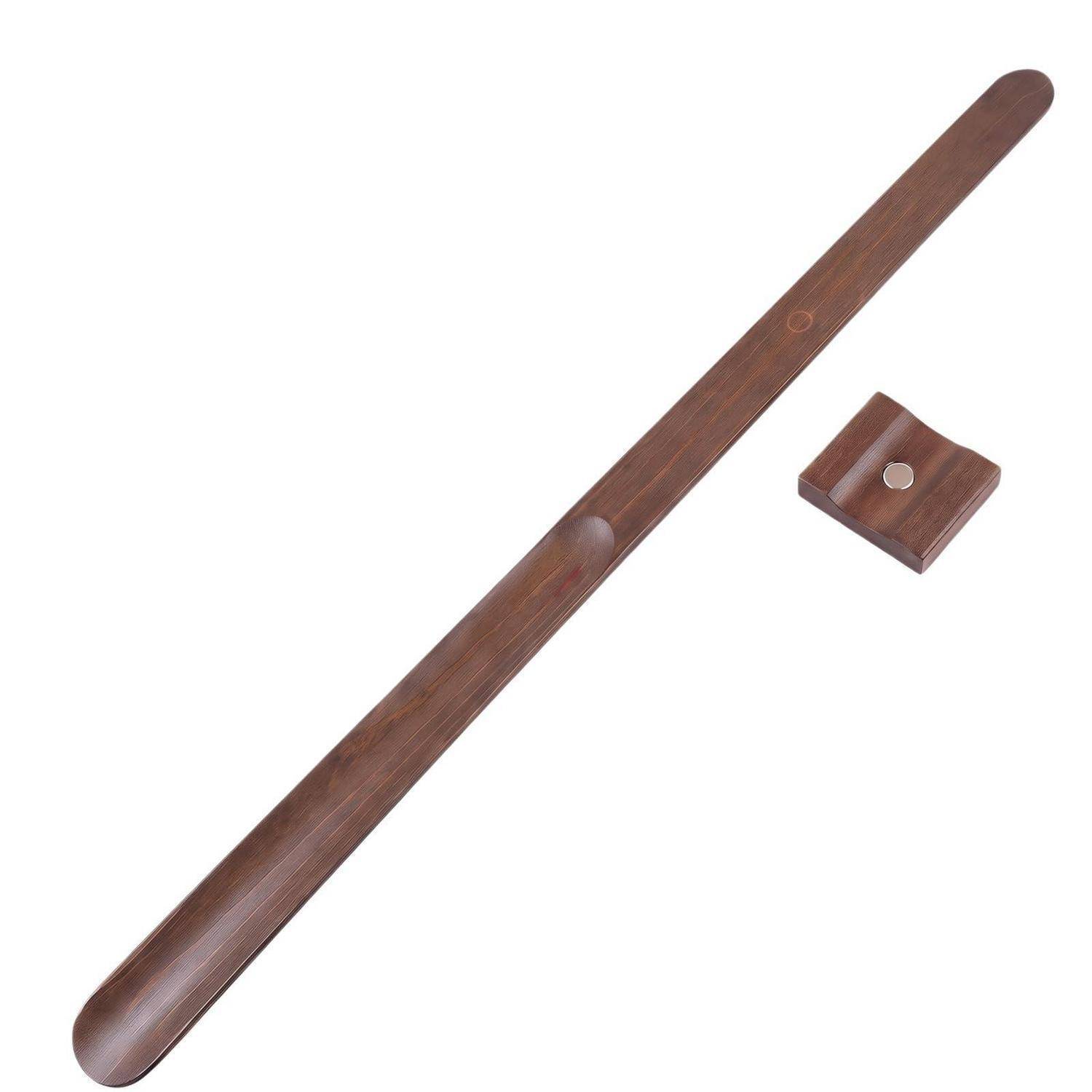 Schuhlöffel aus Holz mit einer kleinen passenden Wandhalterung oder einem Wandhalter, gezeigt auf weißem Hintergrund.