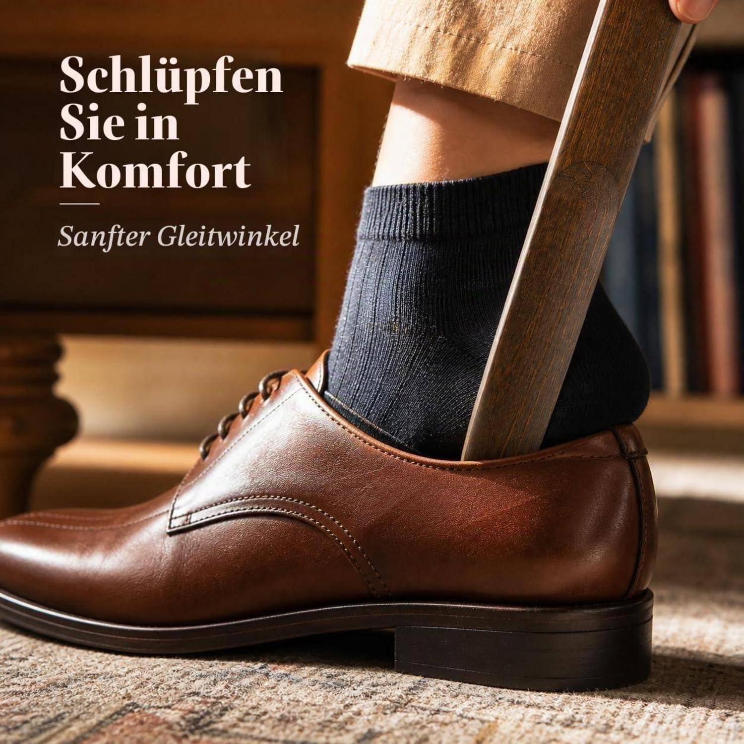Ein Fuß in einem braunen Lederschuh, der in einen Schuhlöffel gleitet, mit deutschem Text 
