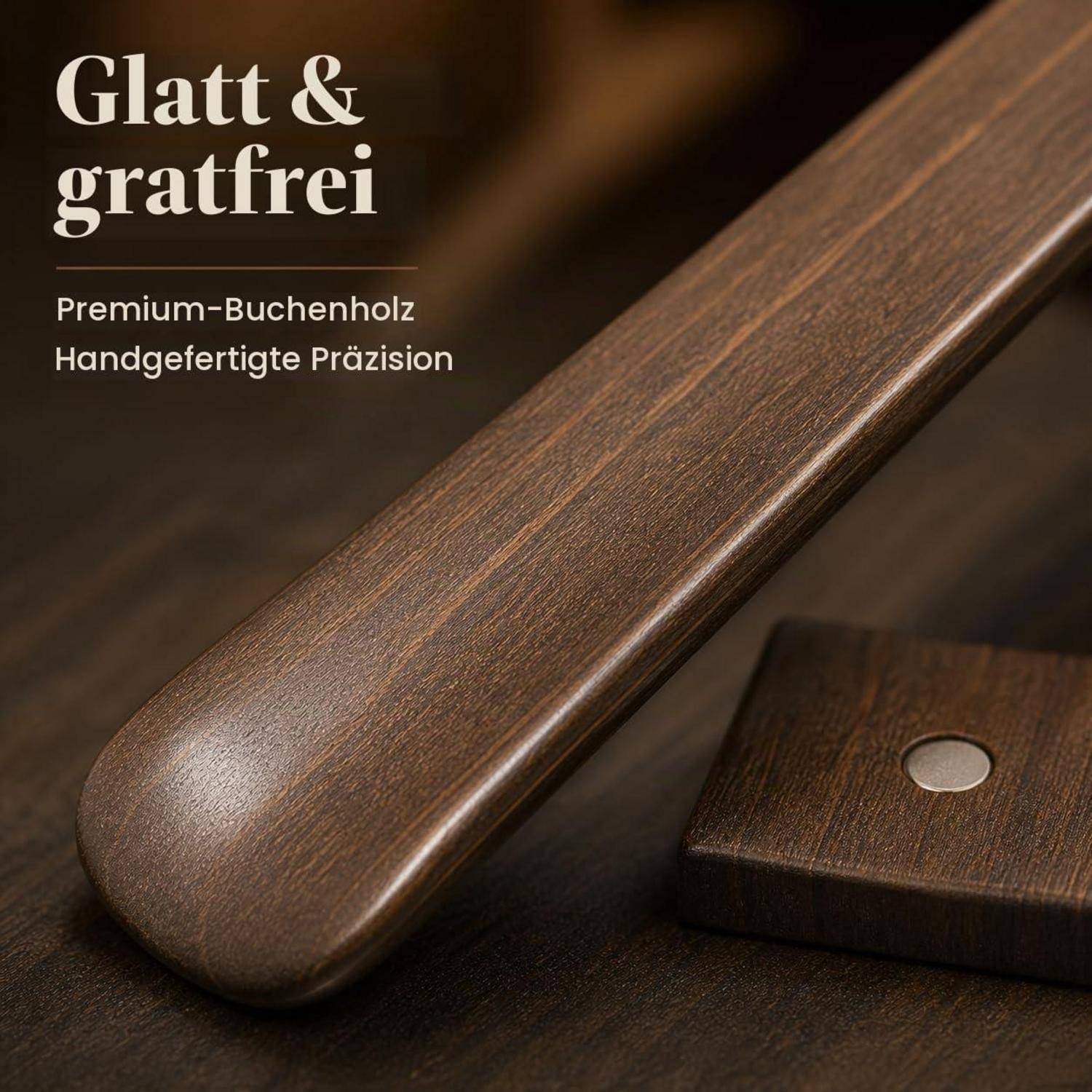 Nahaufnahme eines glatten, dunklen Holzgriffs und eines dazu passenden Blocks mit deutschem Text, der 