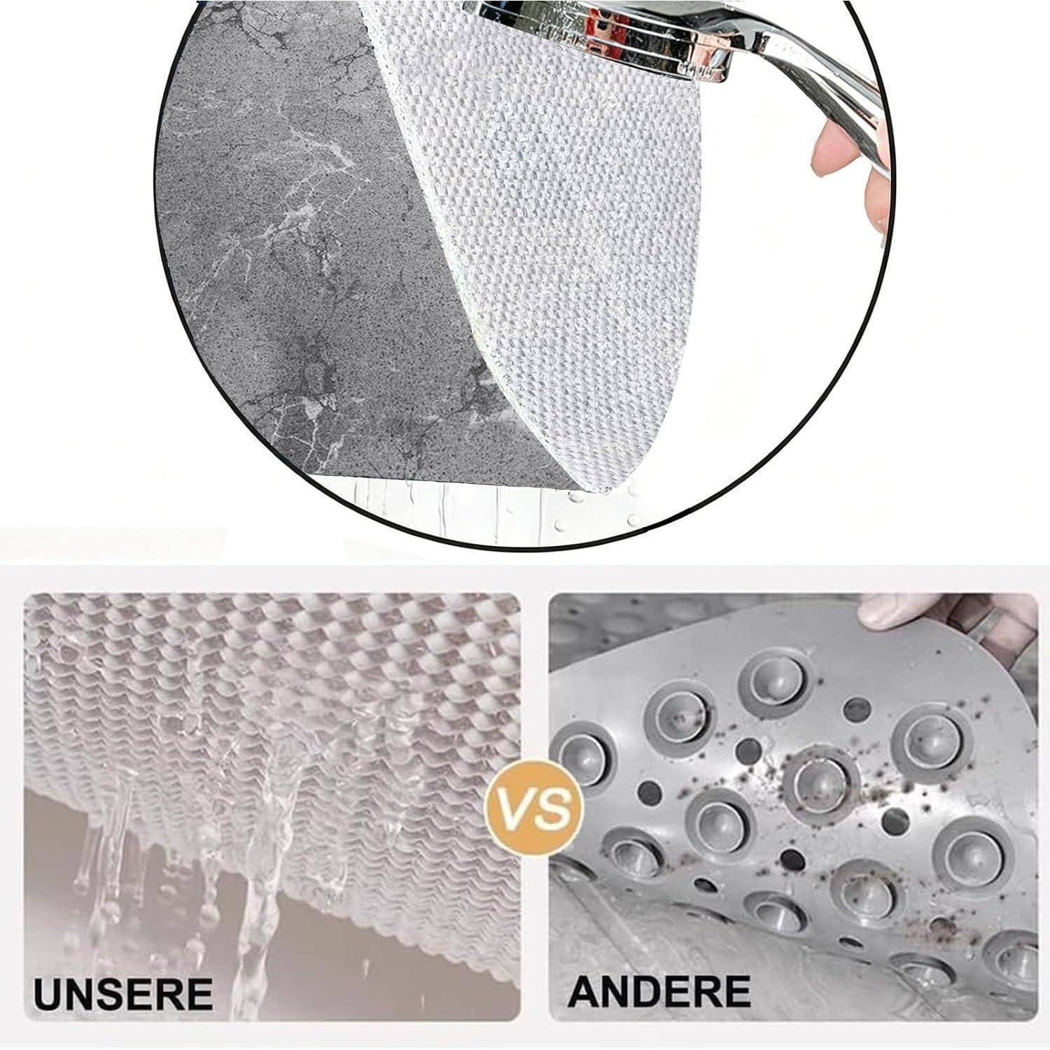 Vergleichsbild, das zeigt, wie unser Reinigungstuch Schmutz und Wasser besser abwischt als ein anderes Tuch, mit den Beschriftungen „UNSERE