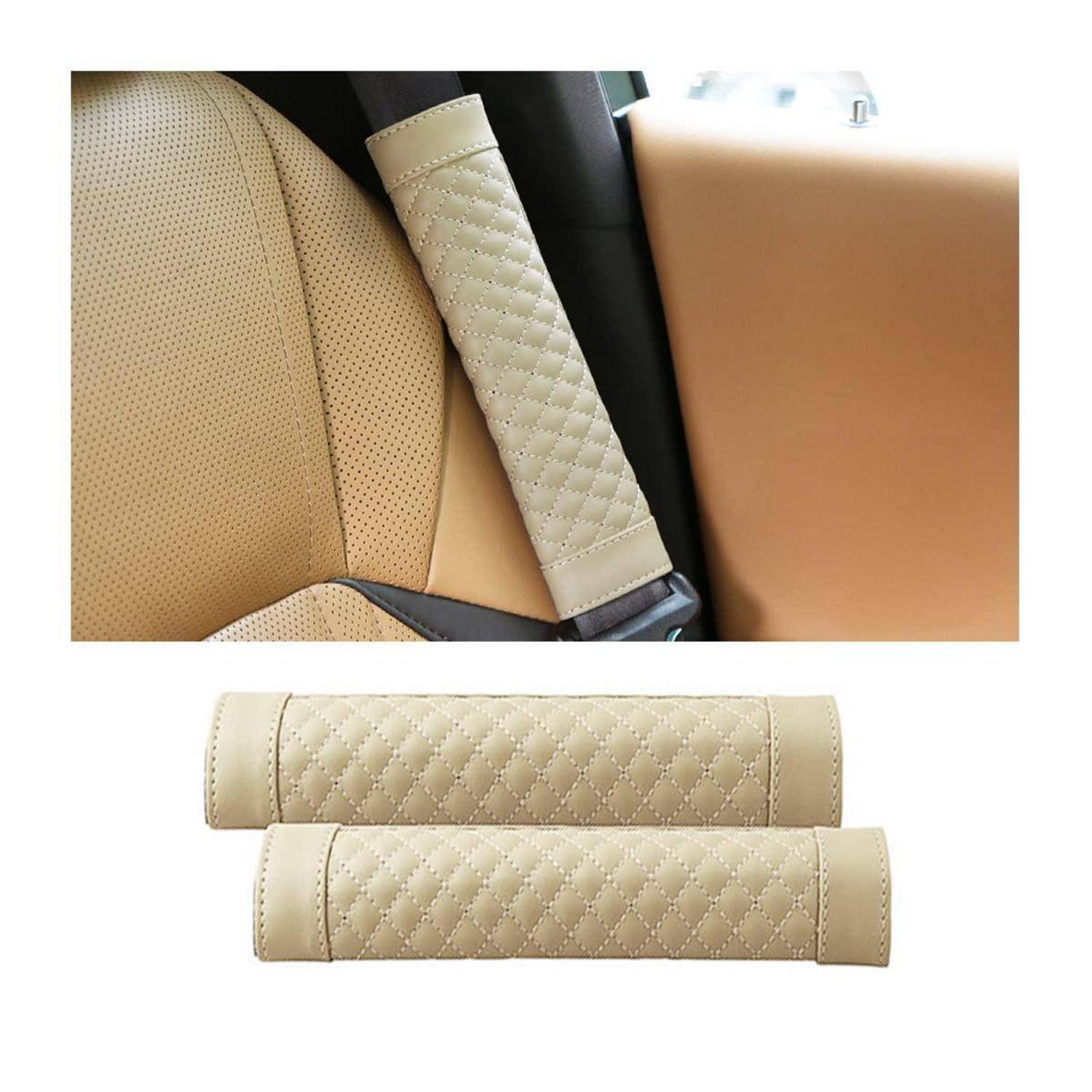 Beige gesteppte Sicherheitsgurtabdeckung, die an einem Autosicherheitsgurt angebracht und als nahes Paar dargestellt ist, wird zum Polstern und für Komfort verwendet.