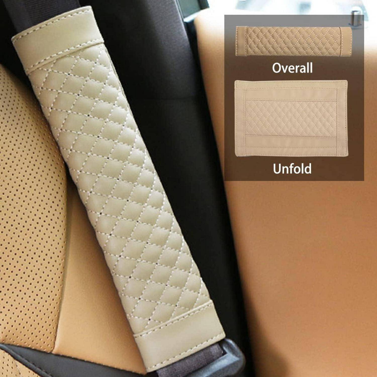 Gesteppter beige Autosicherheitsgurtschutz, montiert abgebildet, mit Ausschnitt zeigt seine gefaltete Gesamtform und ungefaltete flache Form im Vergleich.