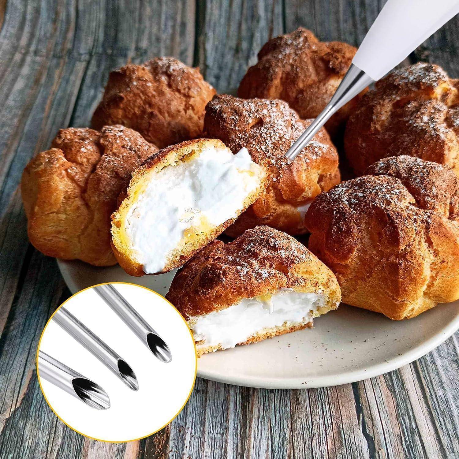 Cremegefüllte frittierte Teigbälle, mit Zucker bestäubt auf einem Teller, wobei einer mit weißer Creme gefüllt wird; die Einfügung zeigt drei Gebäck-Spritztüten.